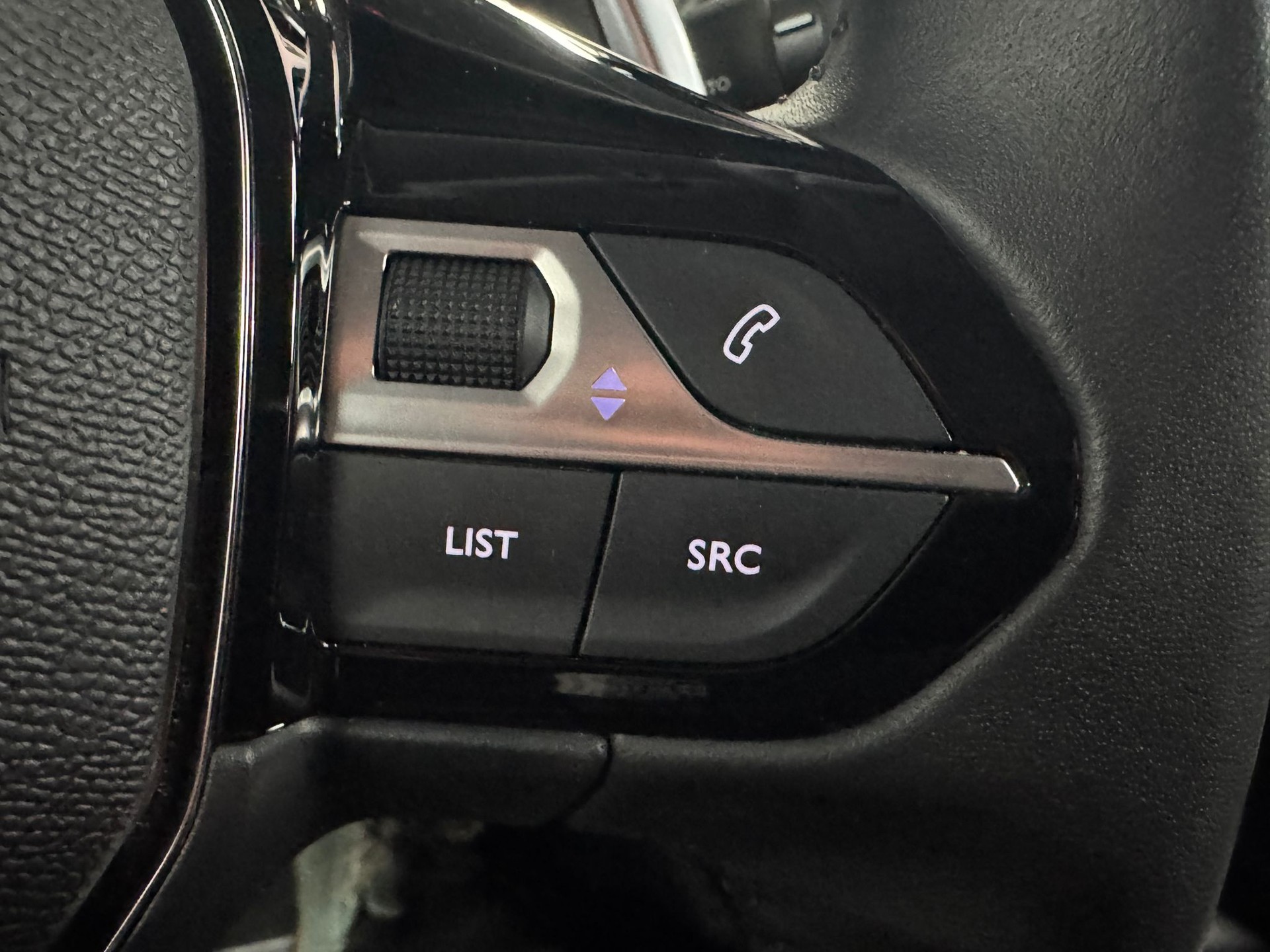 PEUGEOT 208 1.2 MHEV 110 Active-image-10
