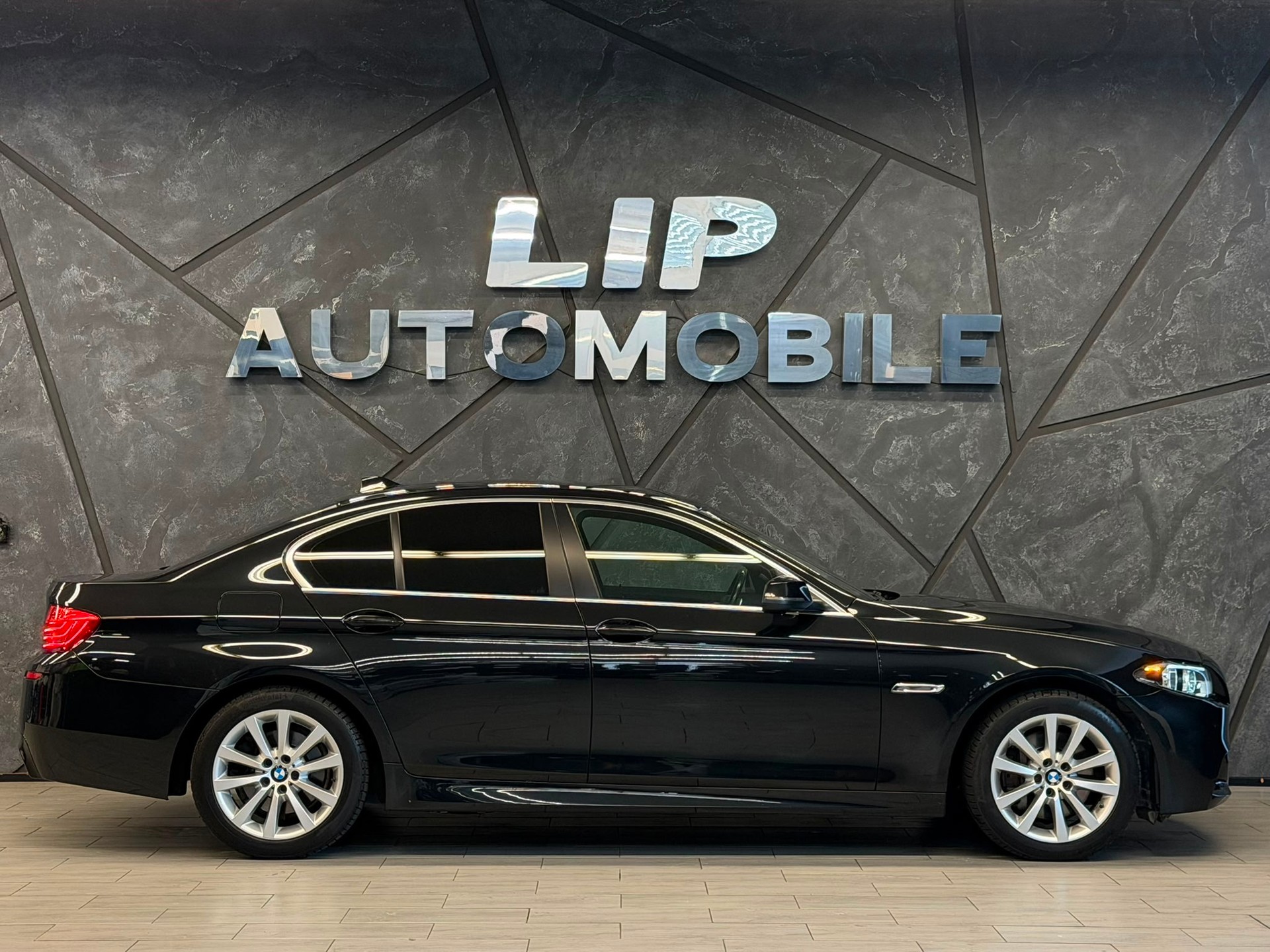 BMW 528i xDrive Steptronic-showroom-element-3