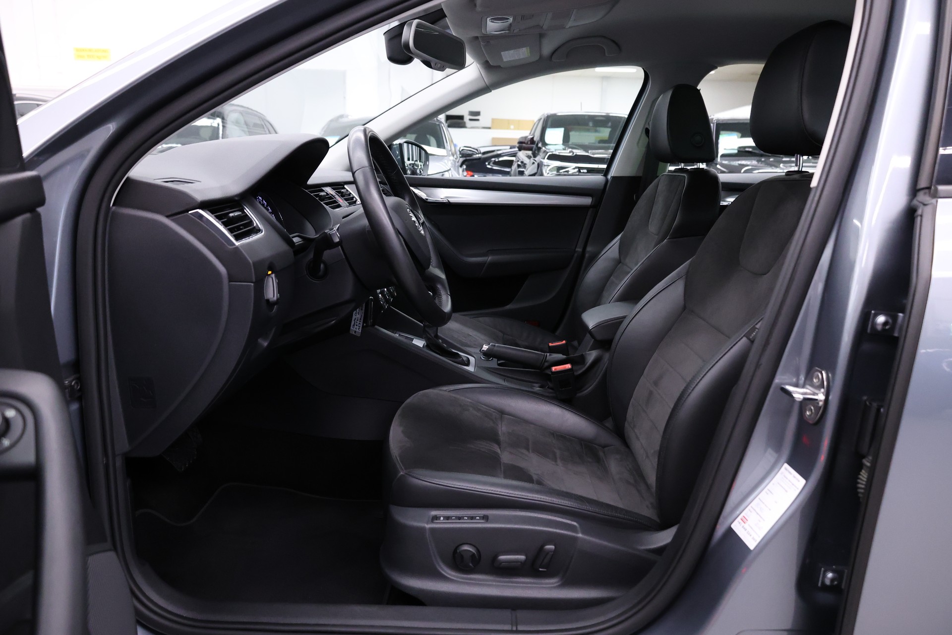 SKODA Octavia 1.8 TSI Elegance DSG-image-11