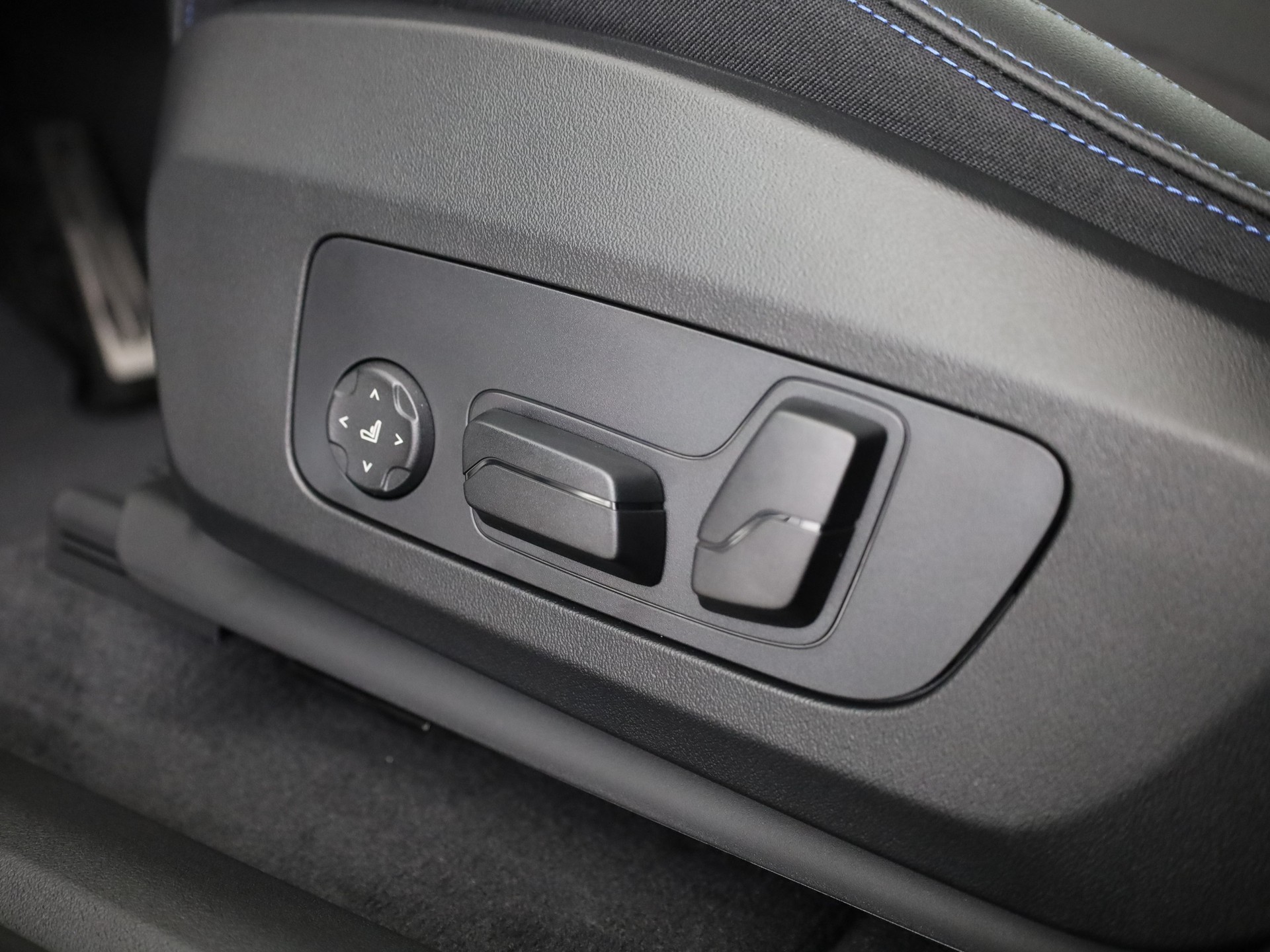 BMW iX1 xDrive 30 M Sport Pro-image-12