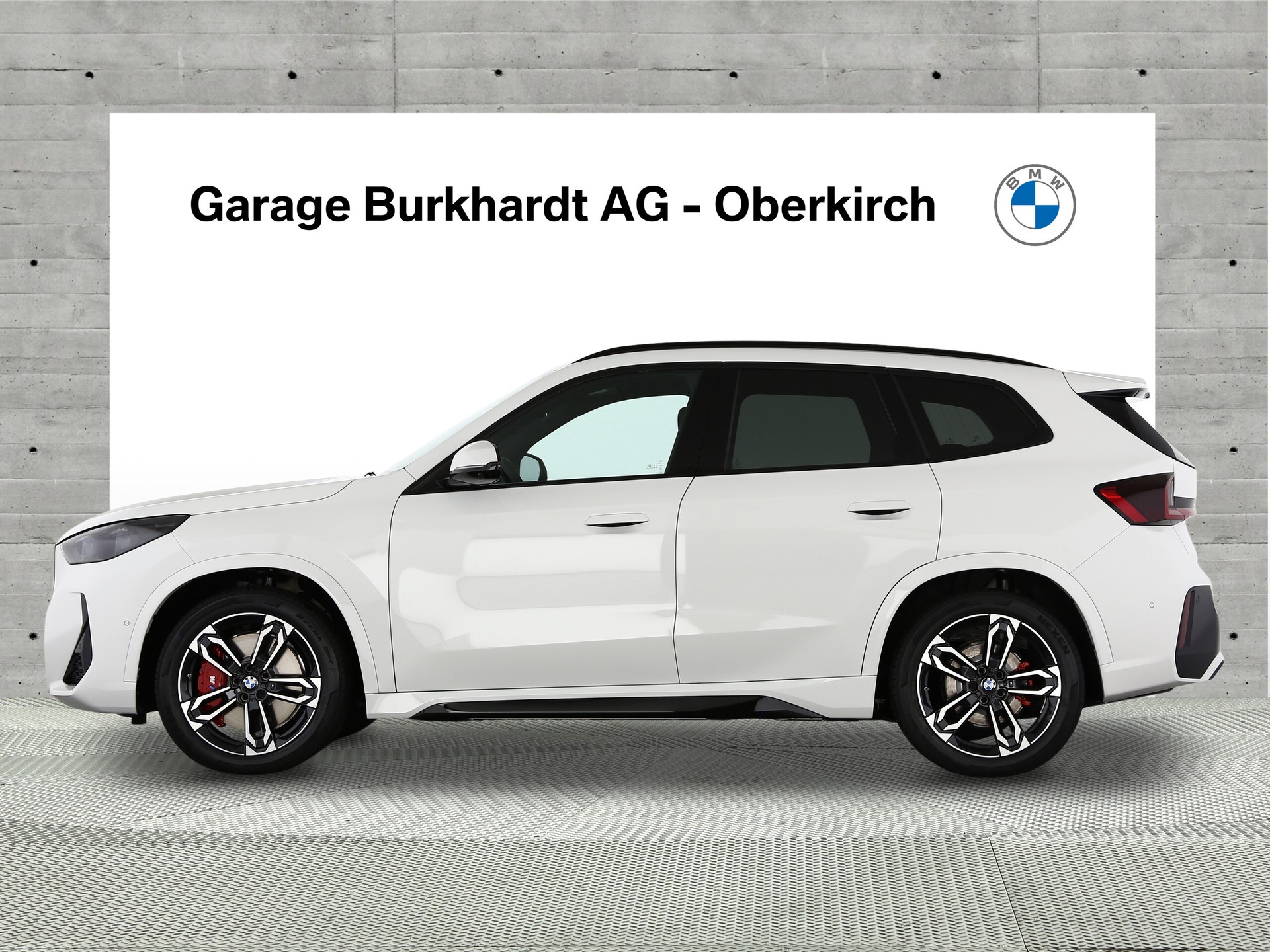 BMW iX1 xDrive 30 M Sport Pro-showroom-element-2