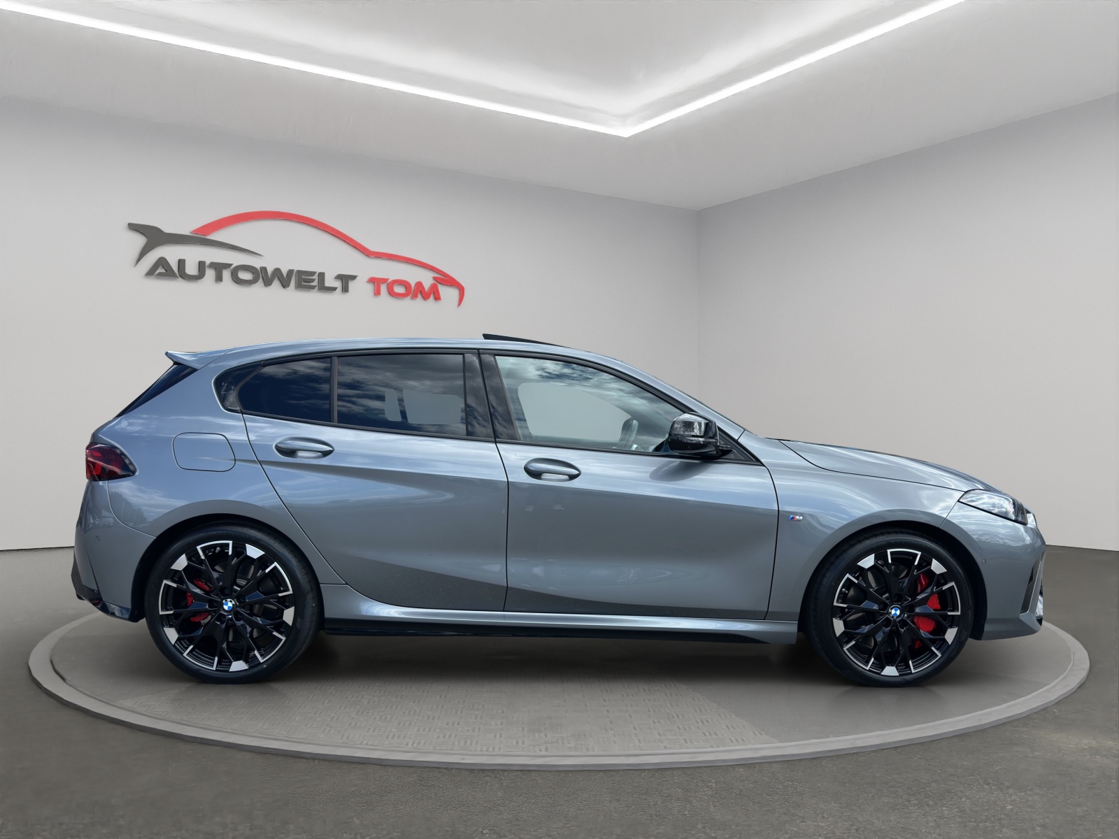 BMW M135 xDrive M Sport Pro * CH * Gratis Service *-image-5