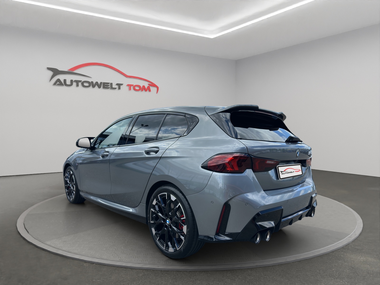BMW M135 xDrive M Sport Pro * CH * Gratis Service *-image-2