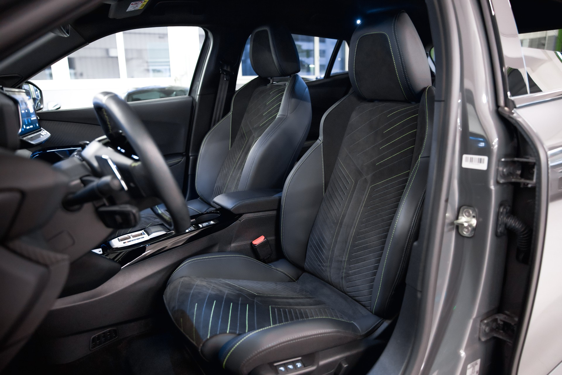 PEUGEOT 2008 1.2 145 MHEV GT Automat *CH-FHZ*-image-19