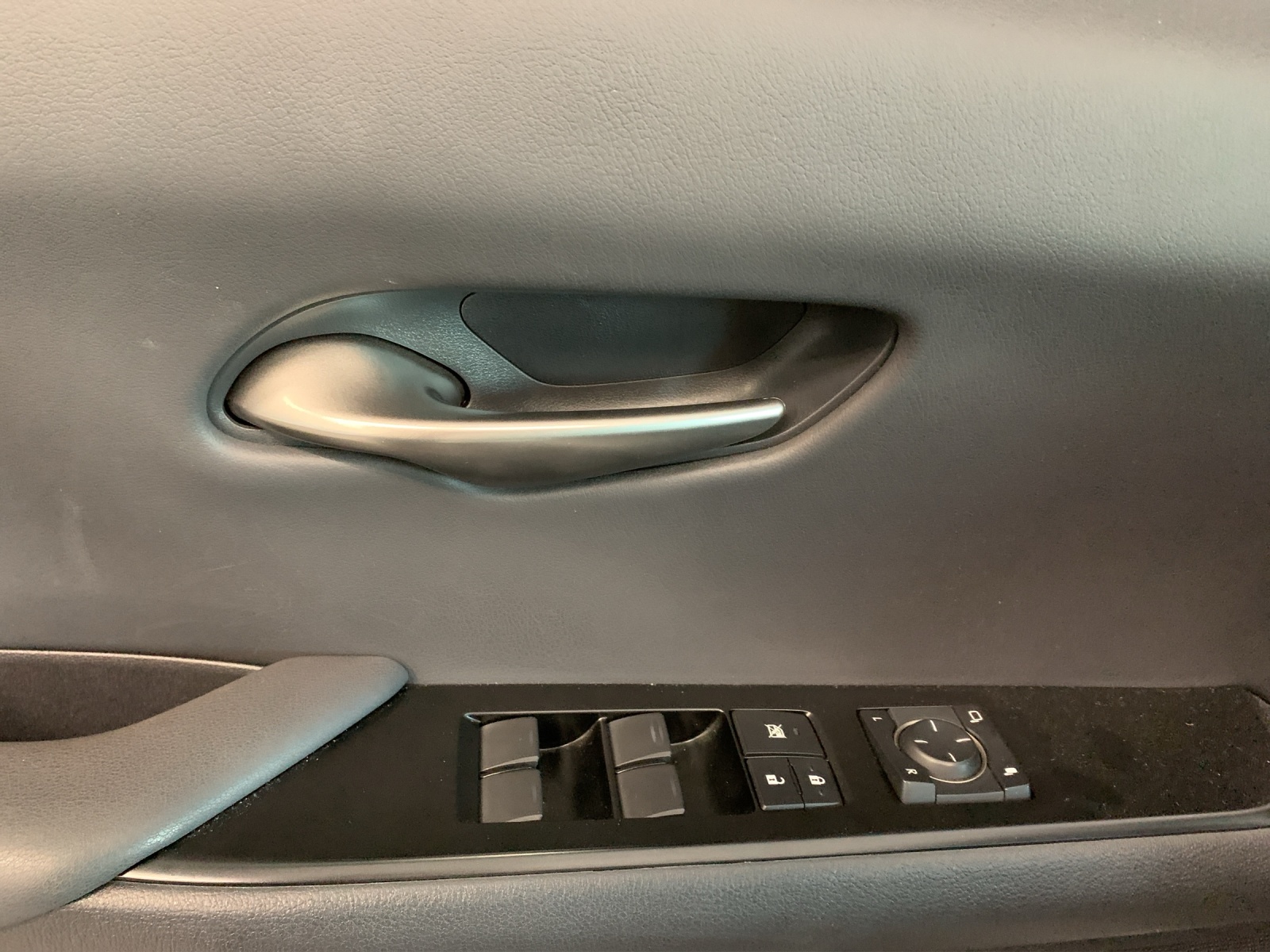LEXUS UX 300e Impression-image-9
