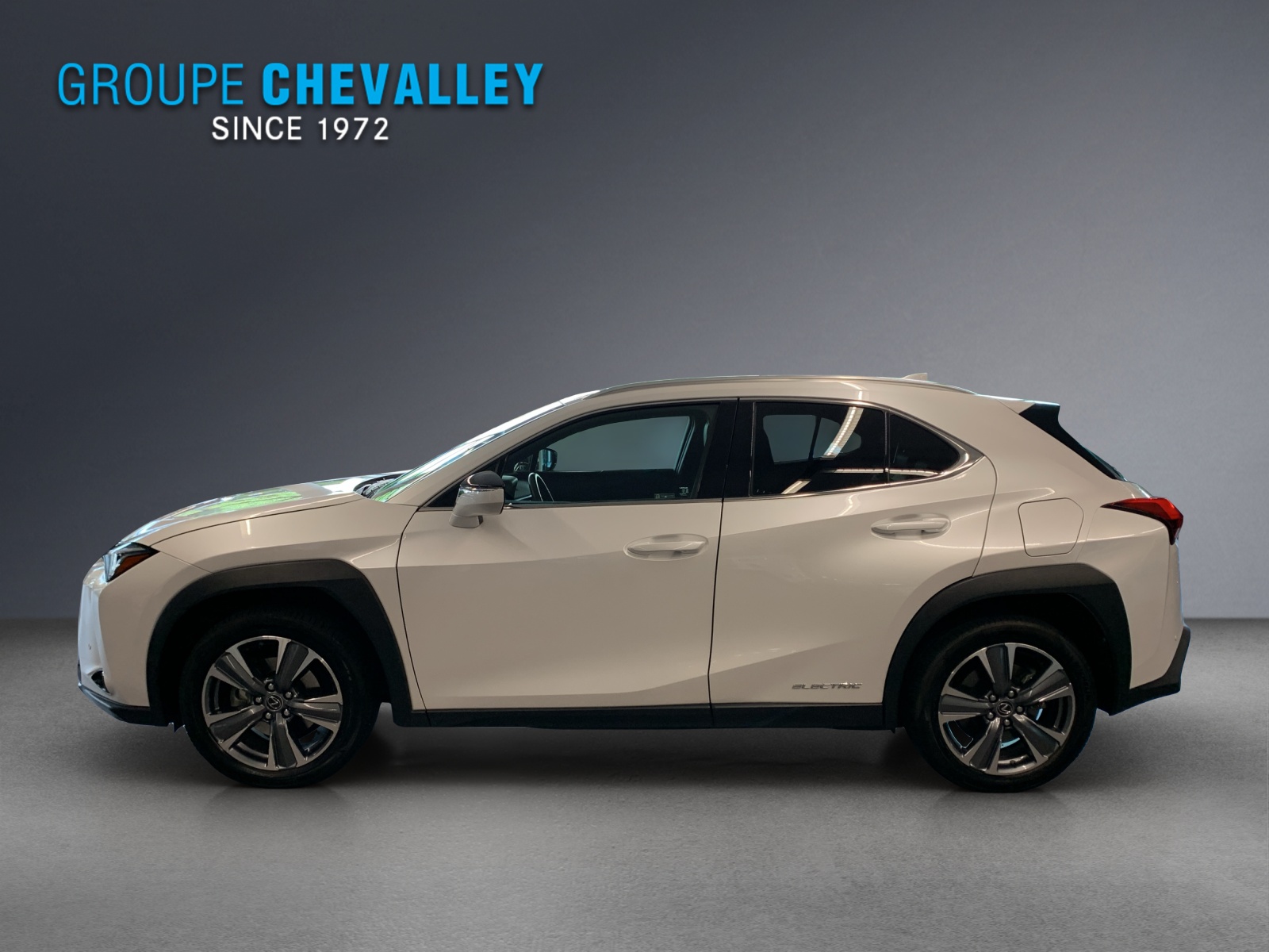 LEXUS UX 300e Impression-showroom-element-3
