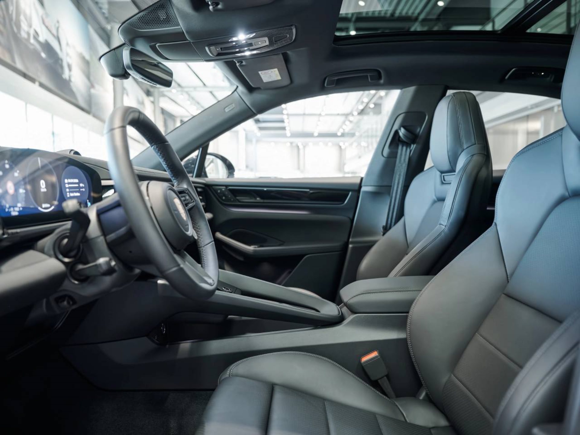 PORSCHE Macan 4-showroom-element-3
