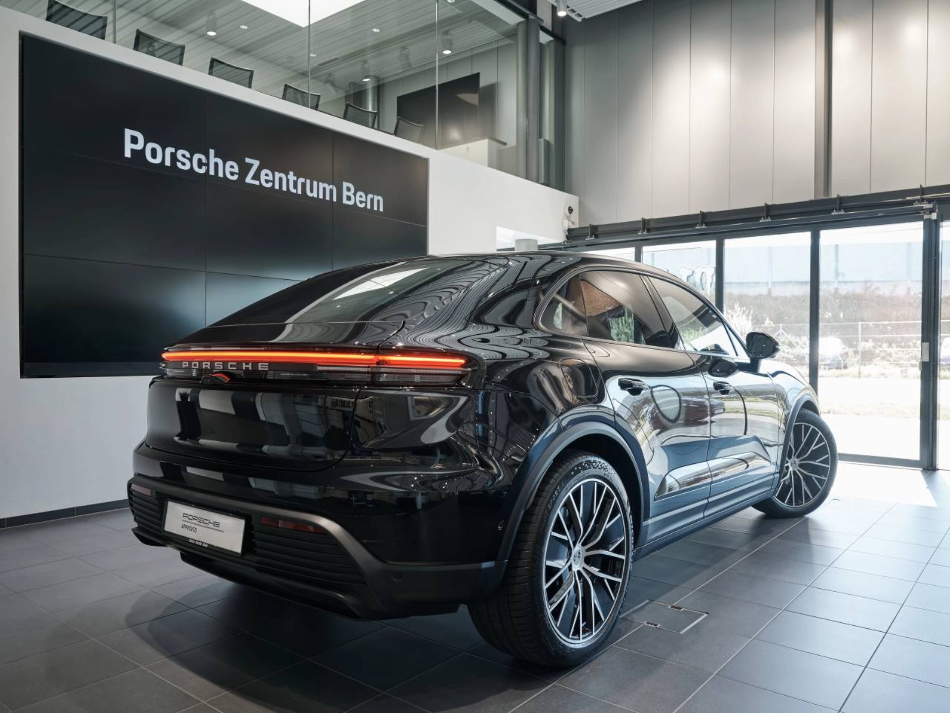 PORSCHE Macan 4-showroom-element-2