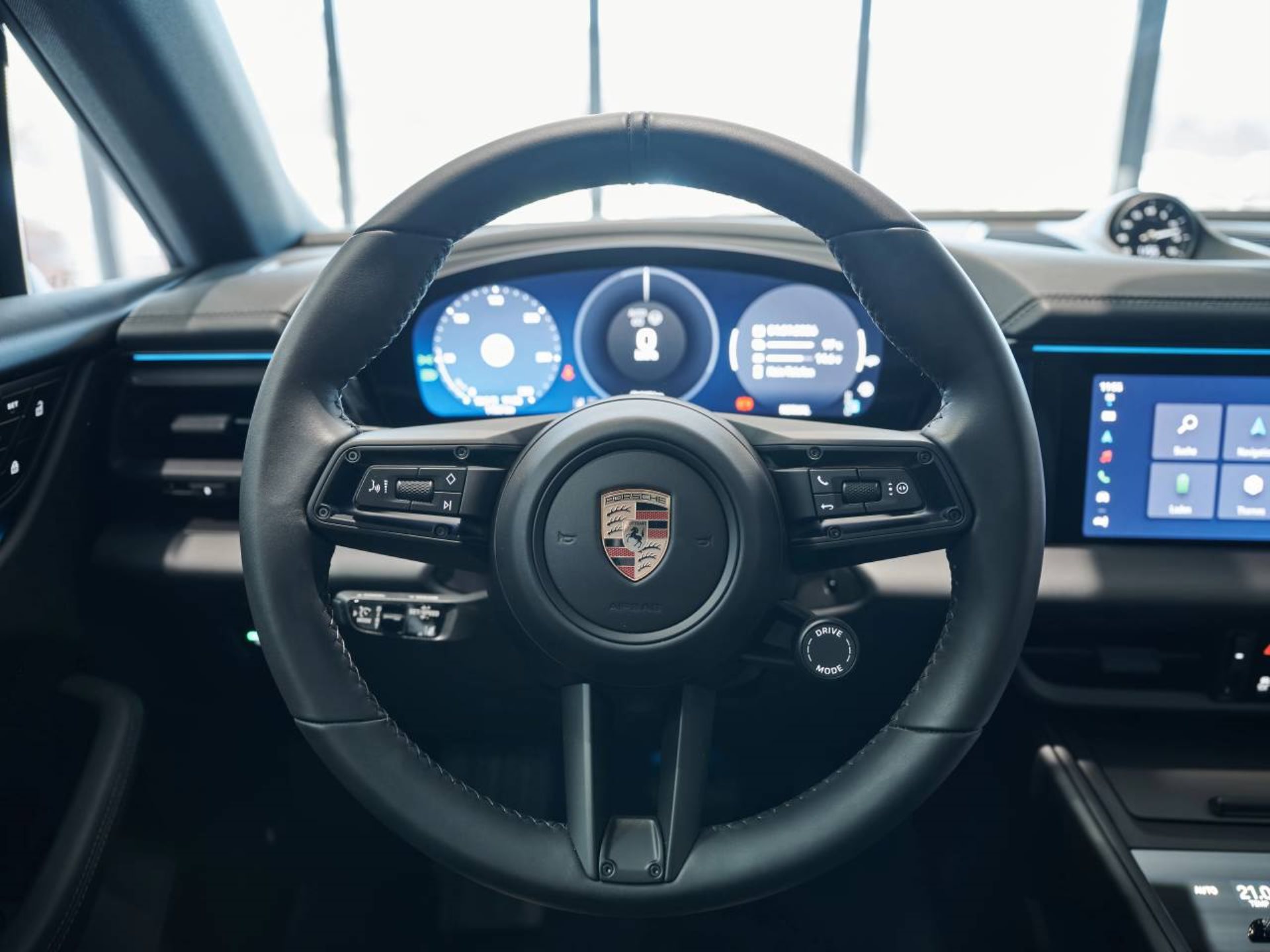 PORSCHE Macan 4-image-13
