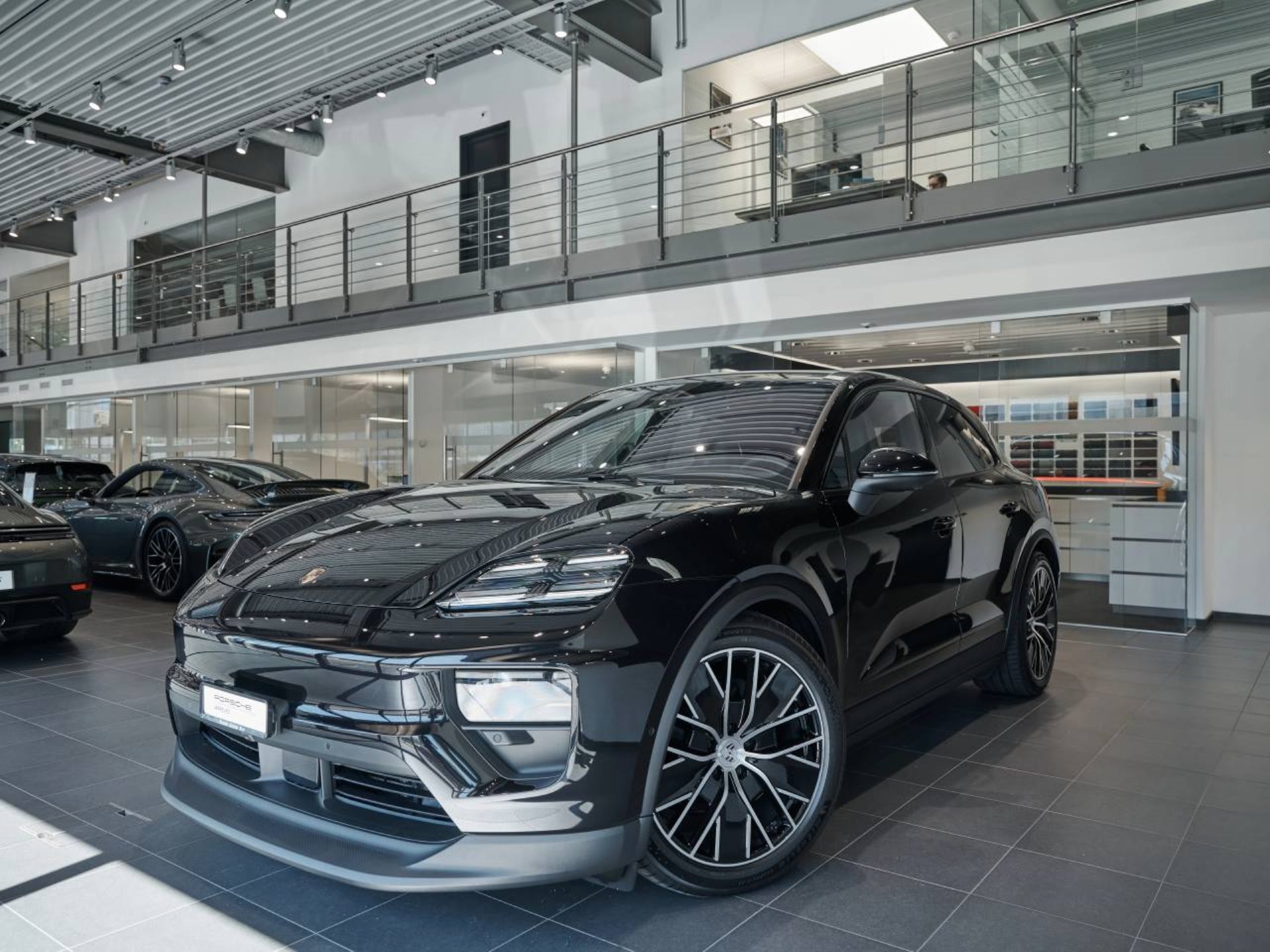PORSCHE Macan 4-image-8