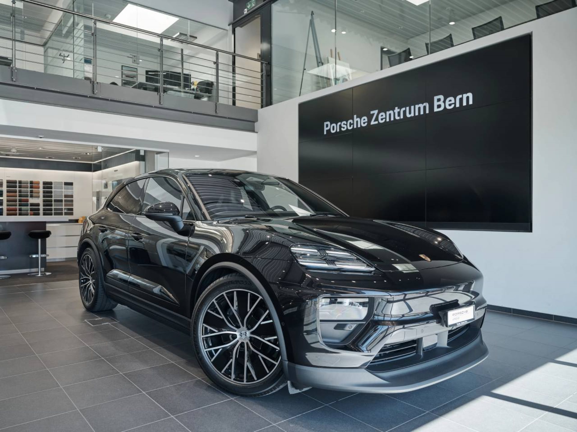 PORSCHE Macan 4