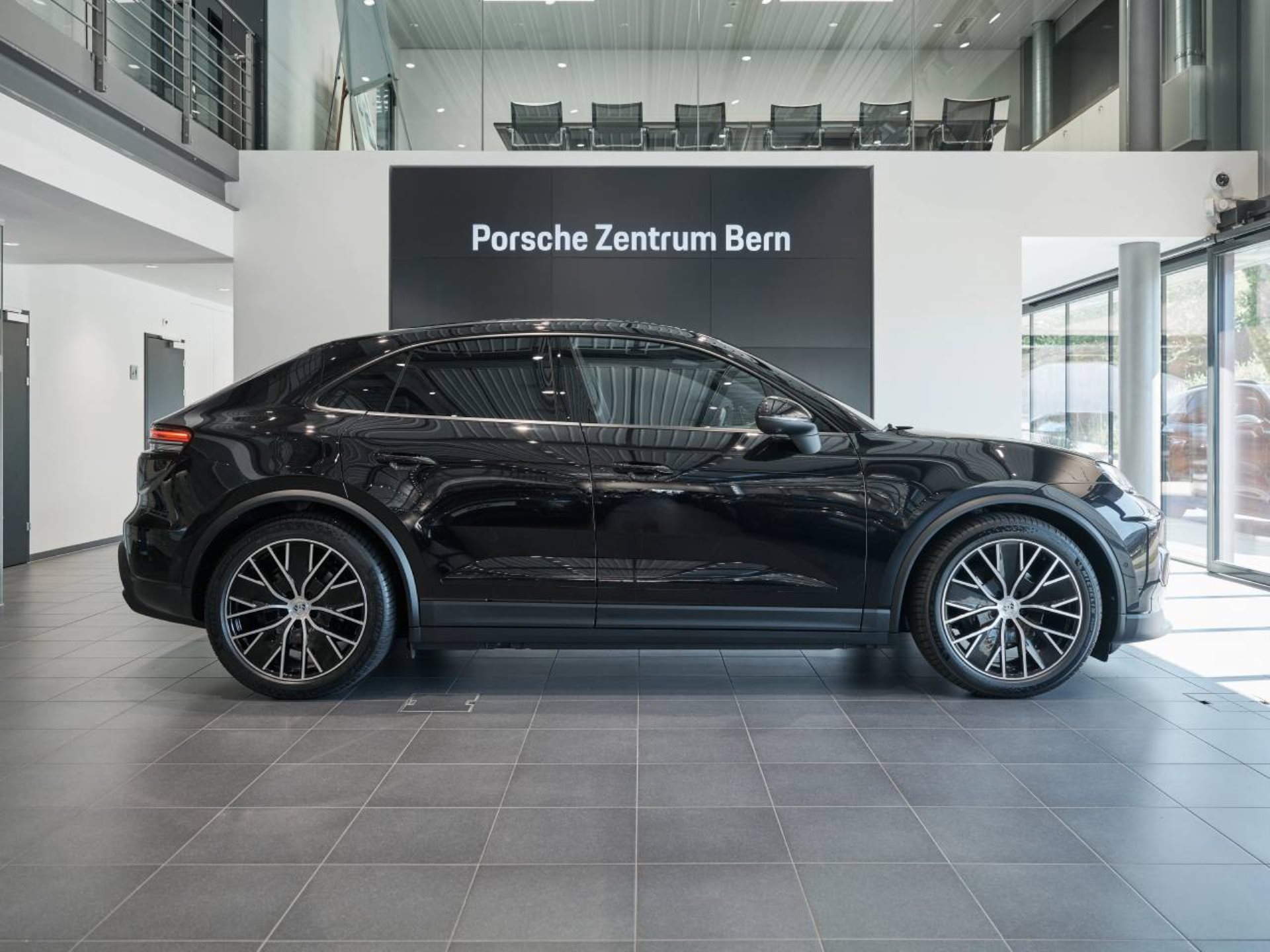 PORSCHE Macan 4-showroom-element-1
