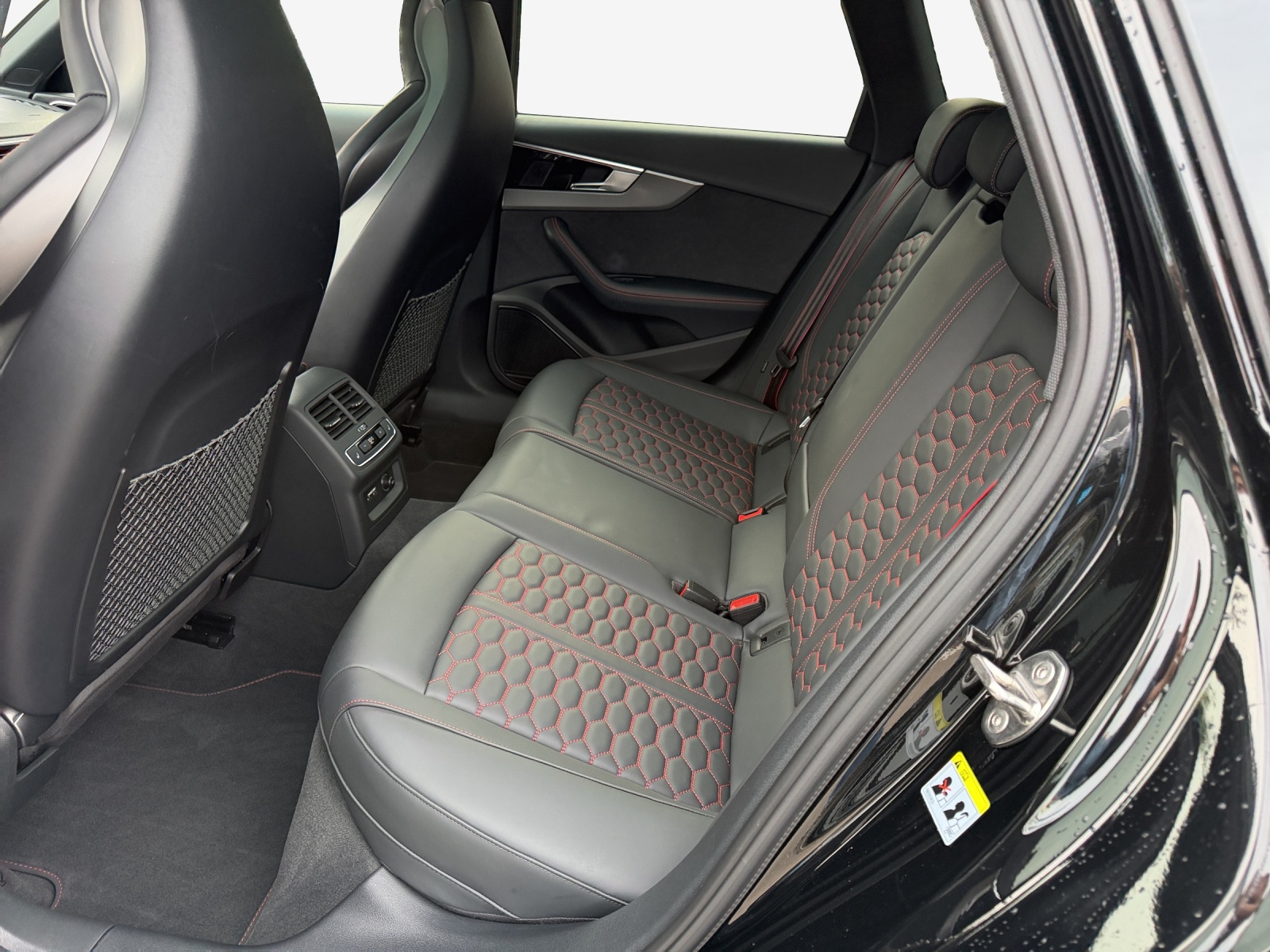 AUDI RS4 Avant quattro tiptronic-image-11