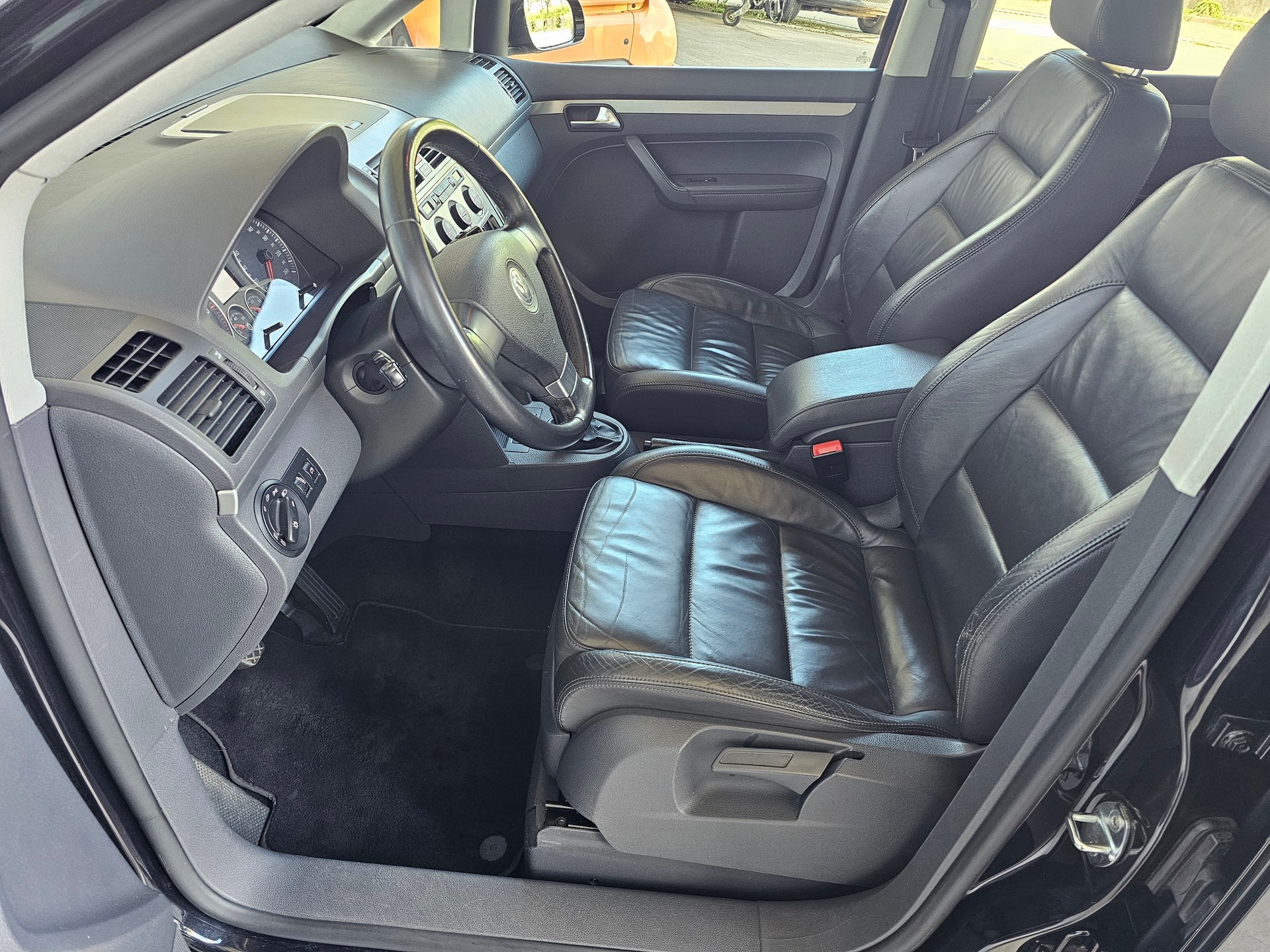 VW Touran 2.0 TDI Highline-image-10
