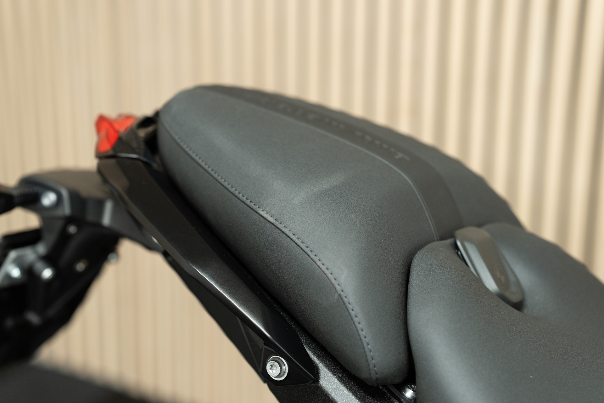 BMW R 1300 R Individual mit 0.9% Leasing 💸🚀, Lenkerendspiegeln und CHF 1'500.- Boxer Prämie 🤑🔥-image-3