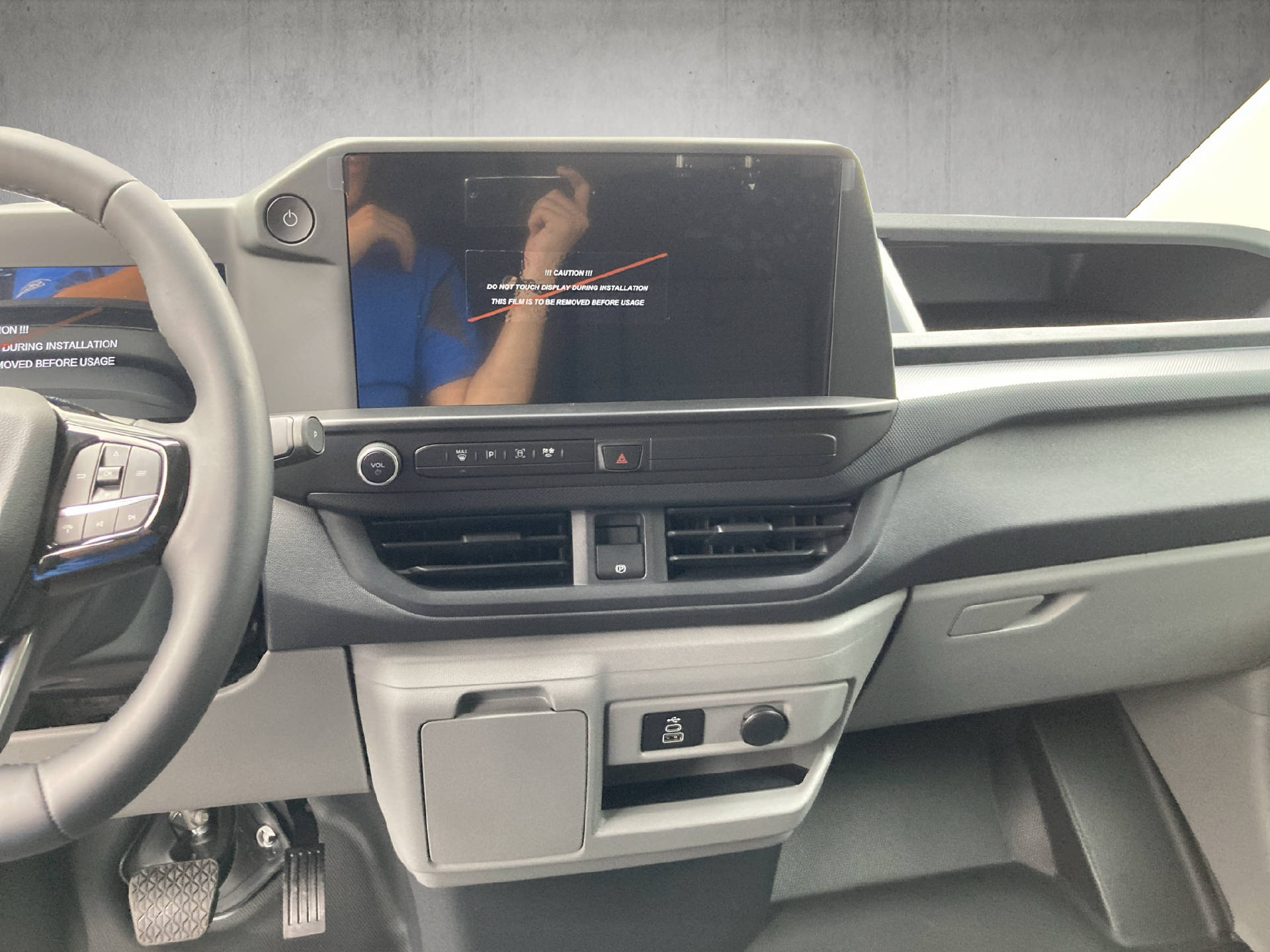 FORD E-Transit C Van 320 L1 Trend-image-11