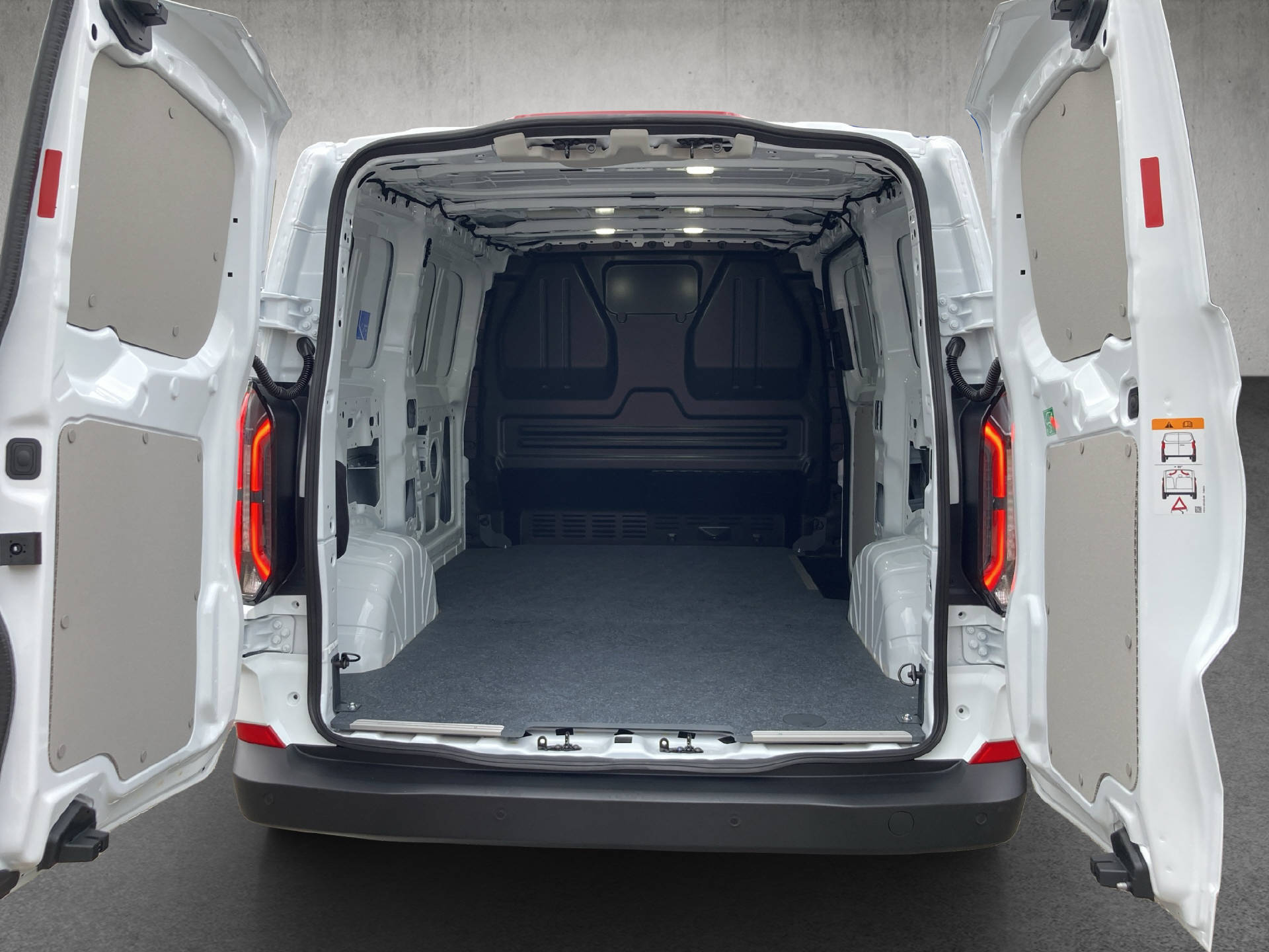 FORD E-Transit C Van 320 L1 Trend-image-12