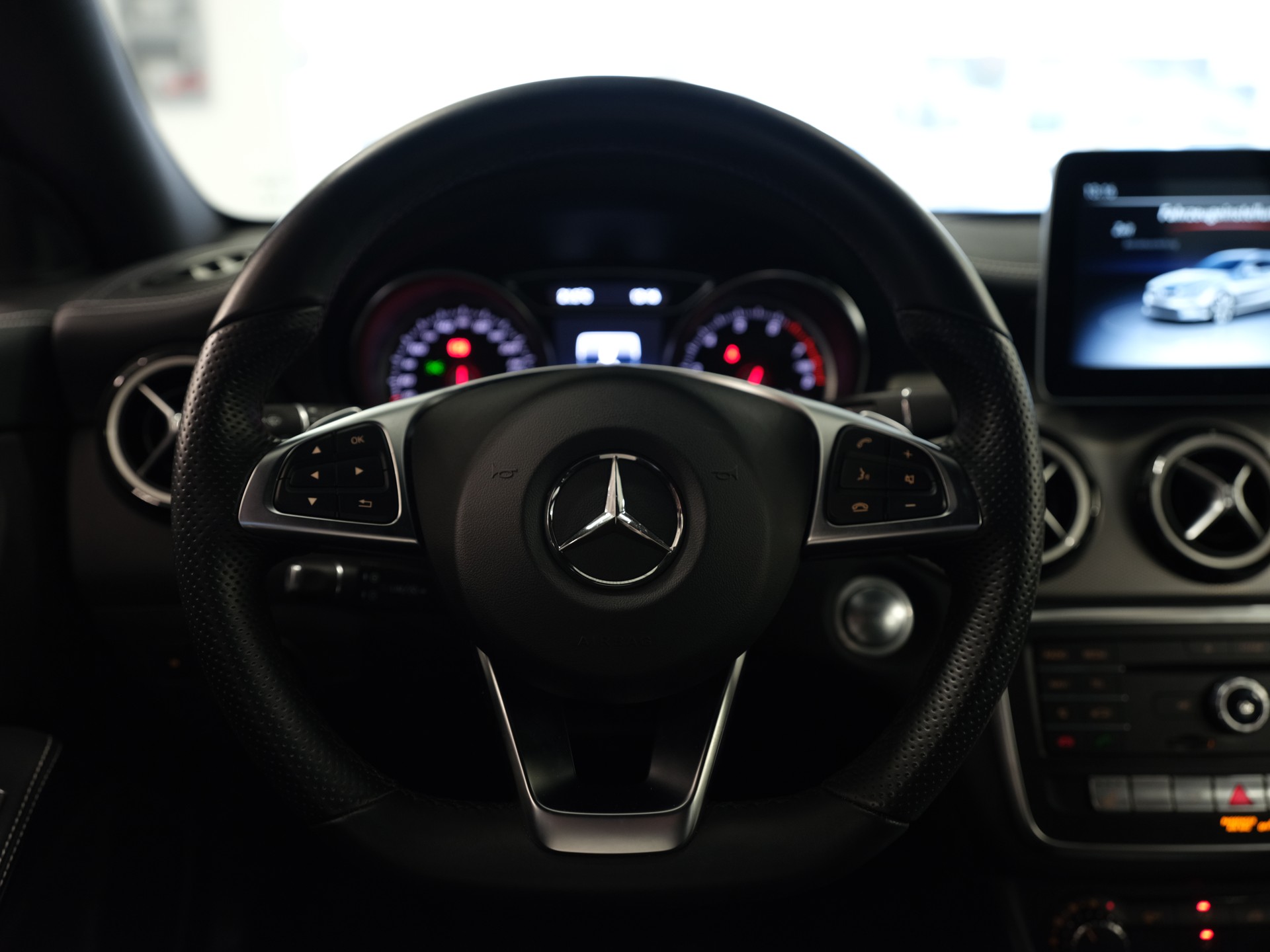 MERCEDES-BENZ CLA Shooting Brake 180 d Urban 7G-DCT-image-18