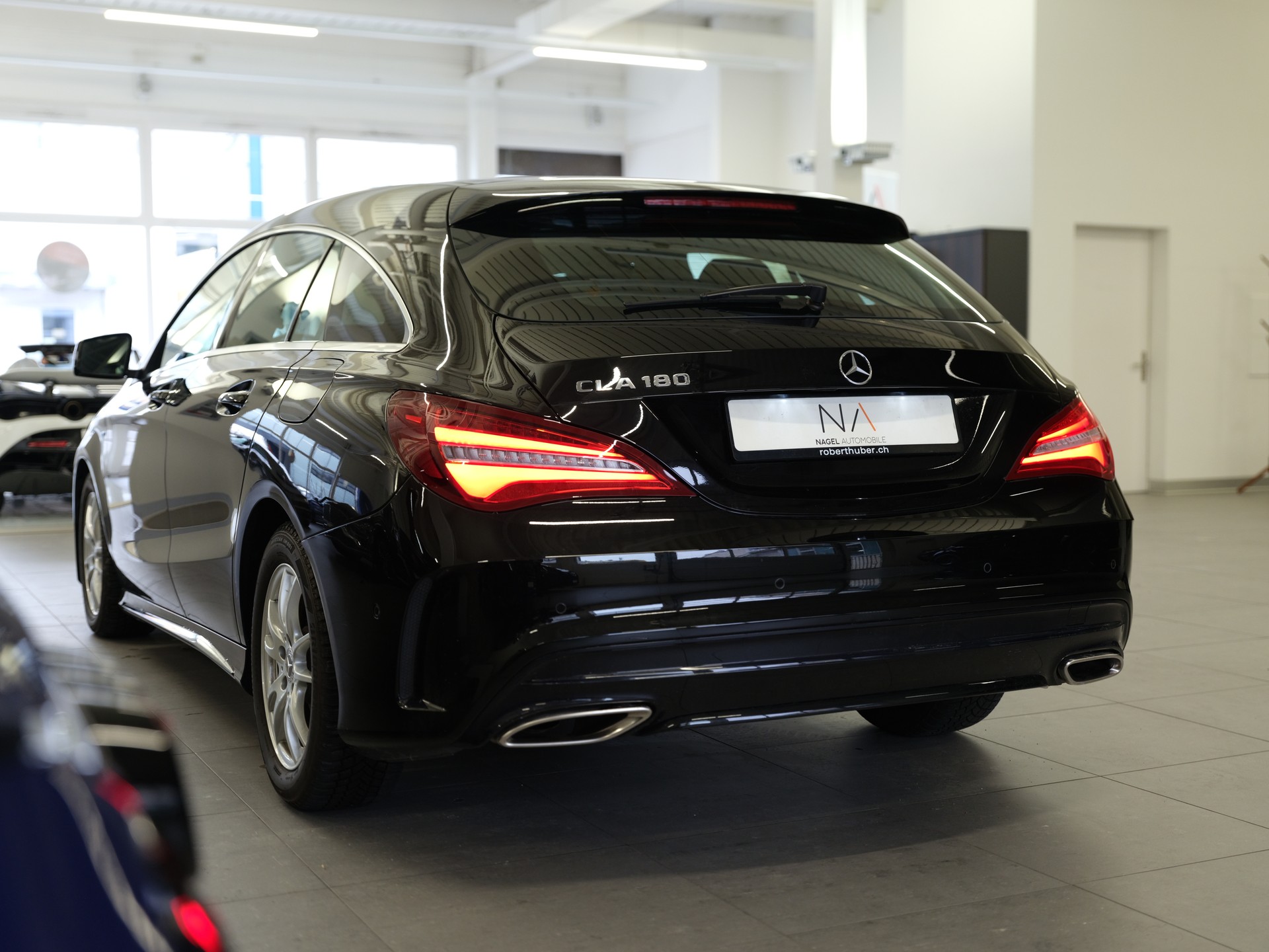 MERCEDES-BENZ CLA Shooting Brake 180 d Urban 7G-DCT-image-4
