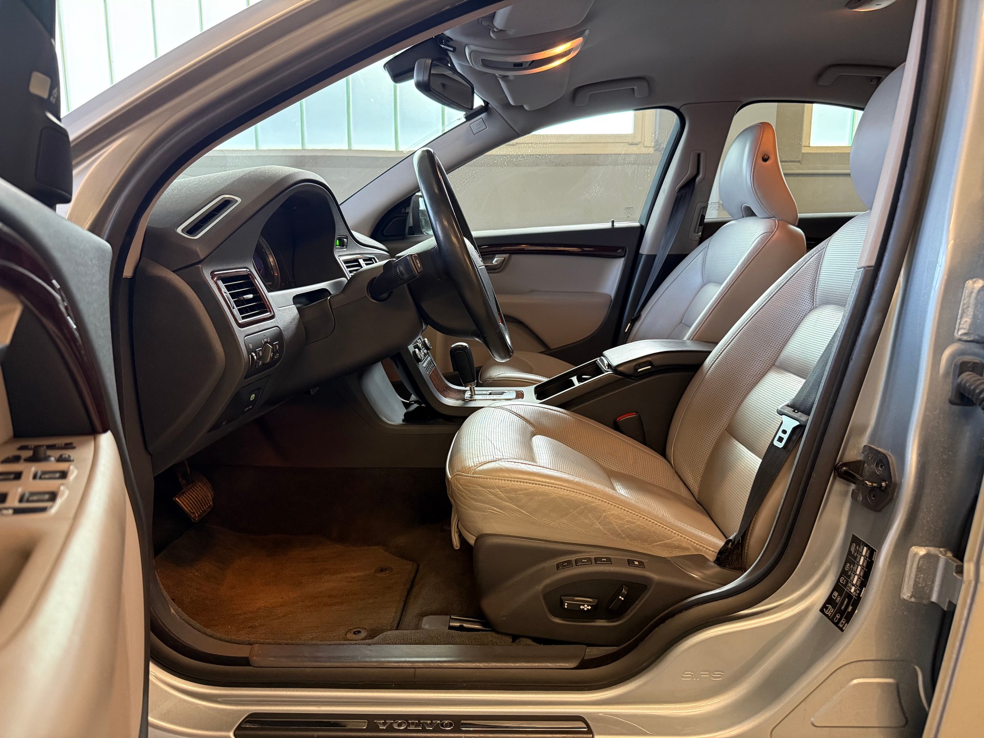 VOLVO S80 4.4 V8 AWD Summum Geartronic-image-9