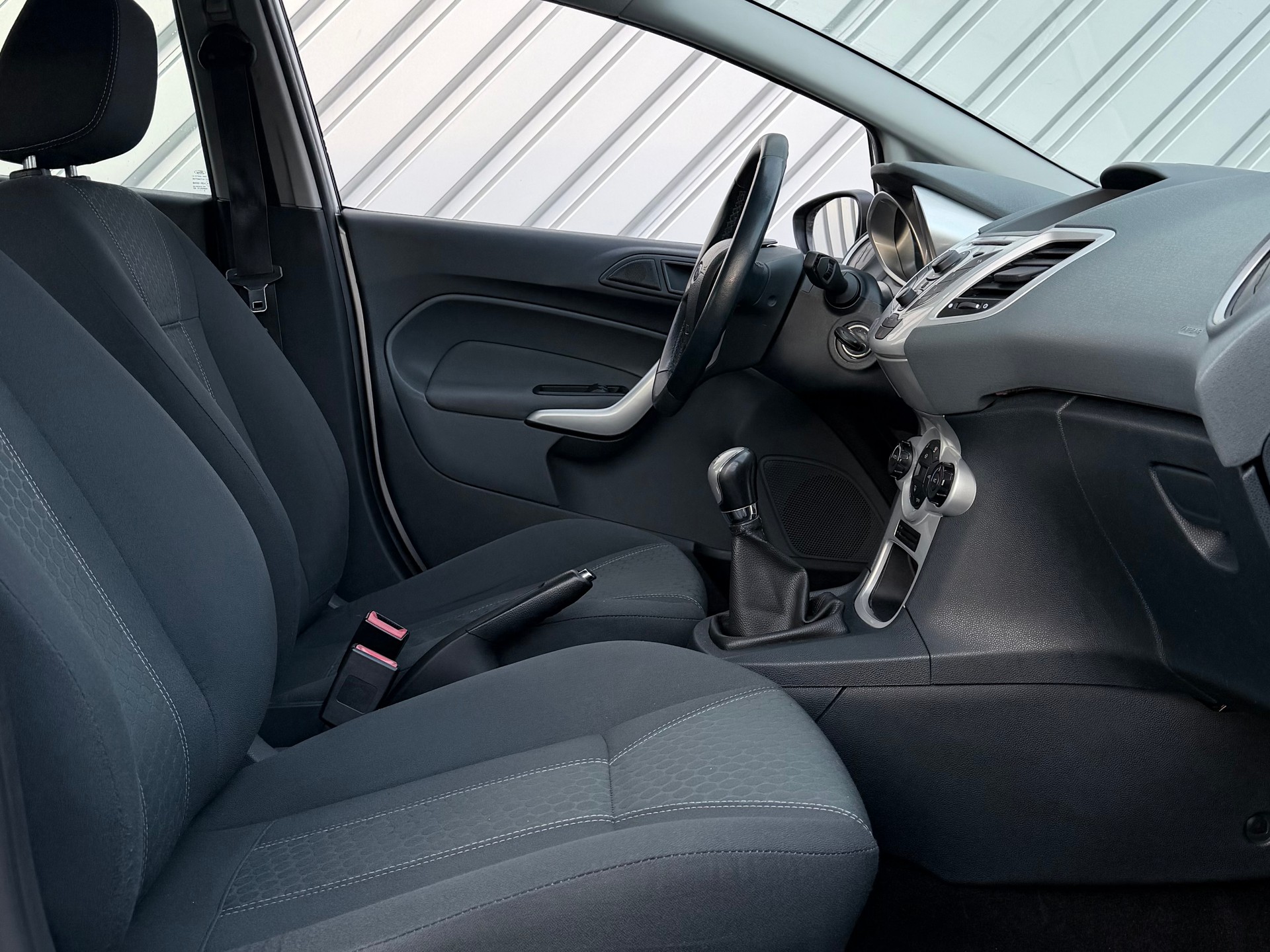FORD Fiesta 1.4 16V Titanium-image-4