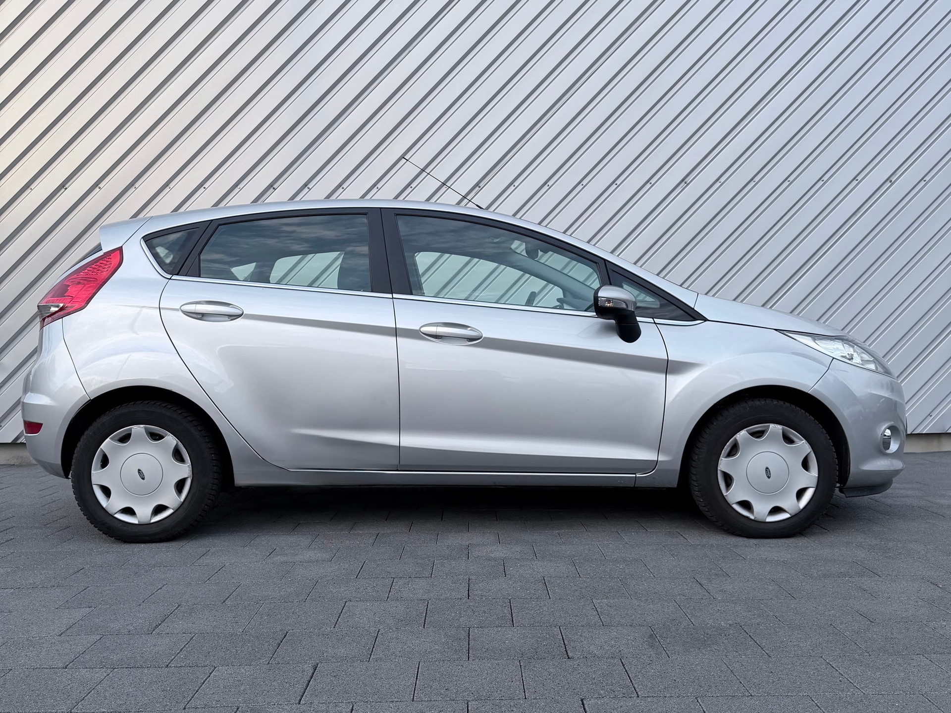 FORD Fiesta 1.4 16V Titanium-showroom-element-1