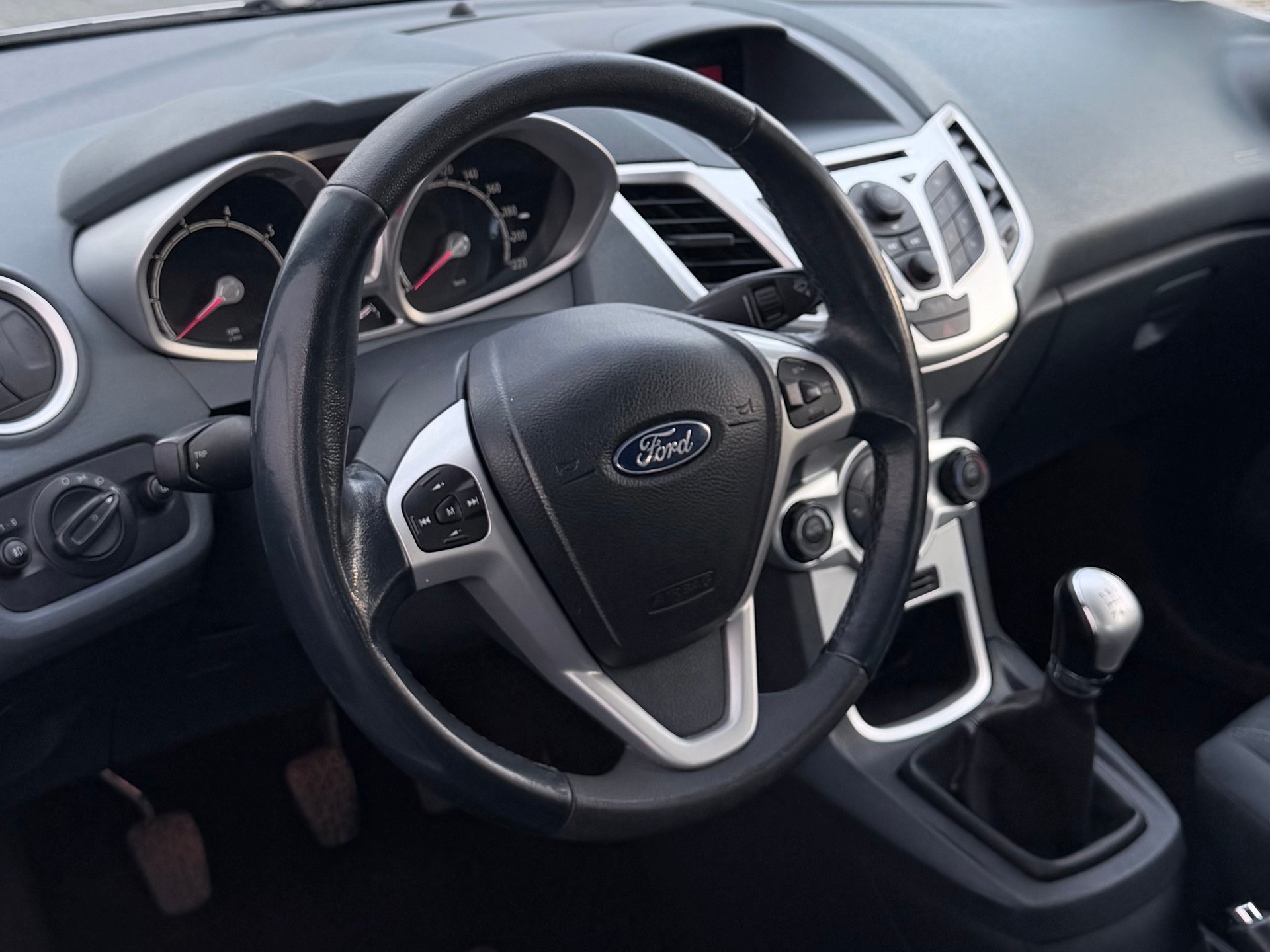FORD Fiesta 1.4 16V Titanium-showroom-element-3