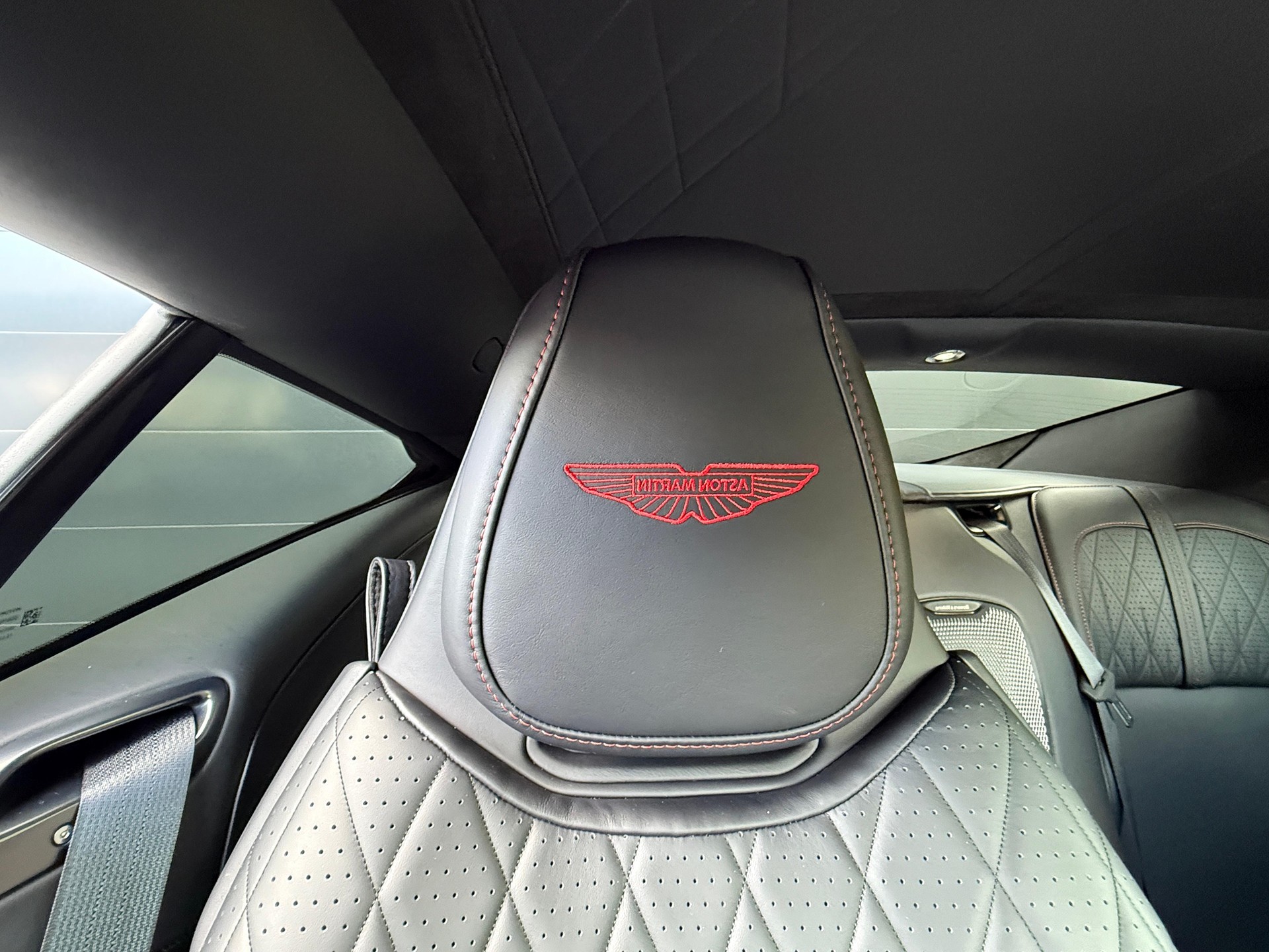 ASTON MARTIN DB12 Coupé 4.0 V8 Bi-Turbo-image-19
