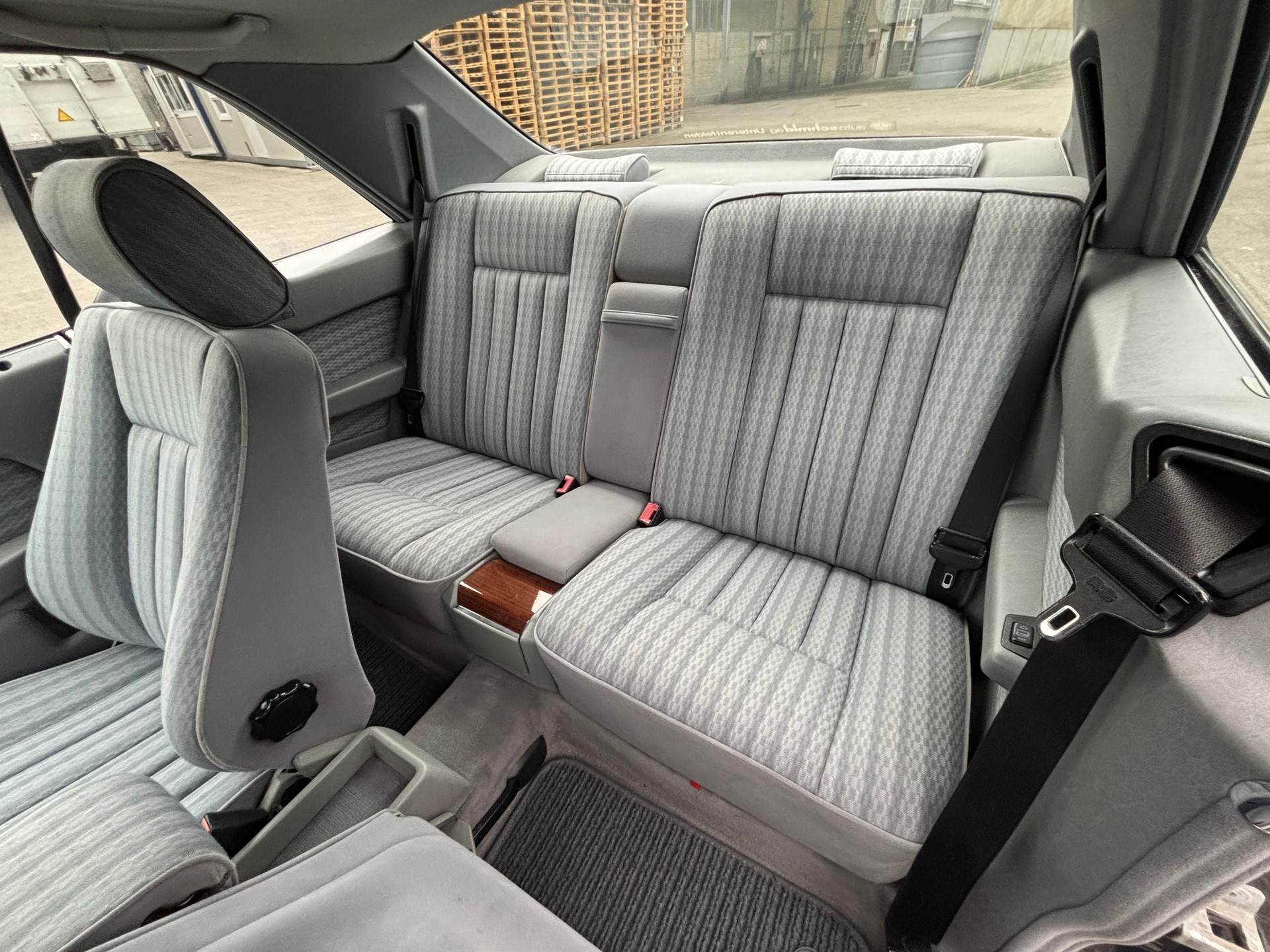 MERCEDES-BENZ 300 CE-image-12