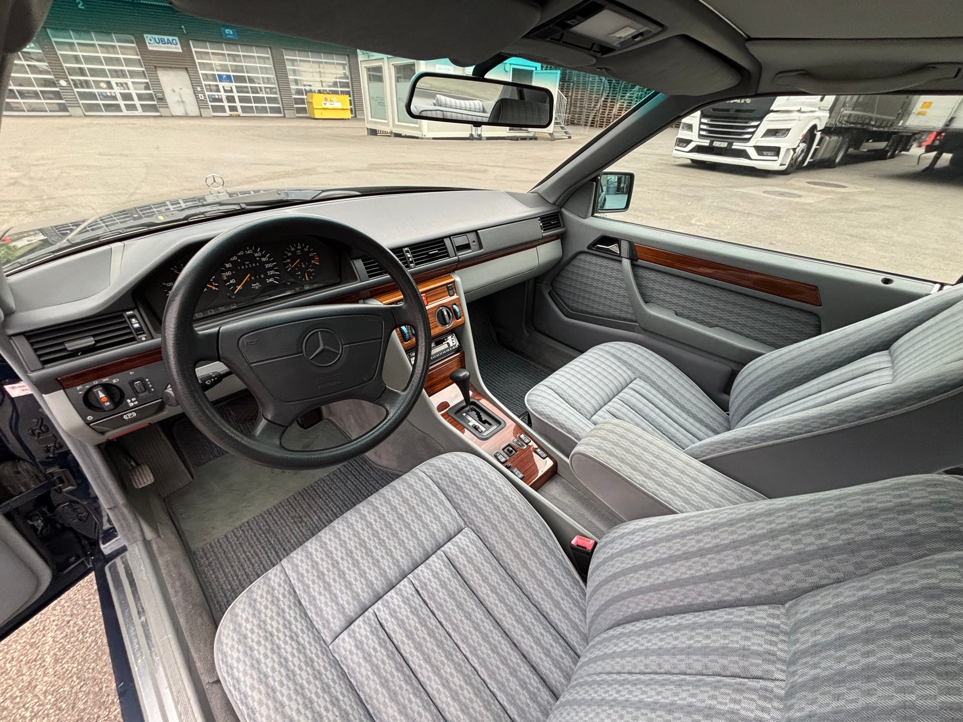 MERCEDES-BENZ 300 CE-image-10