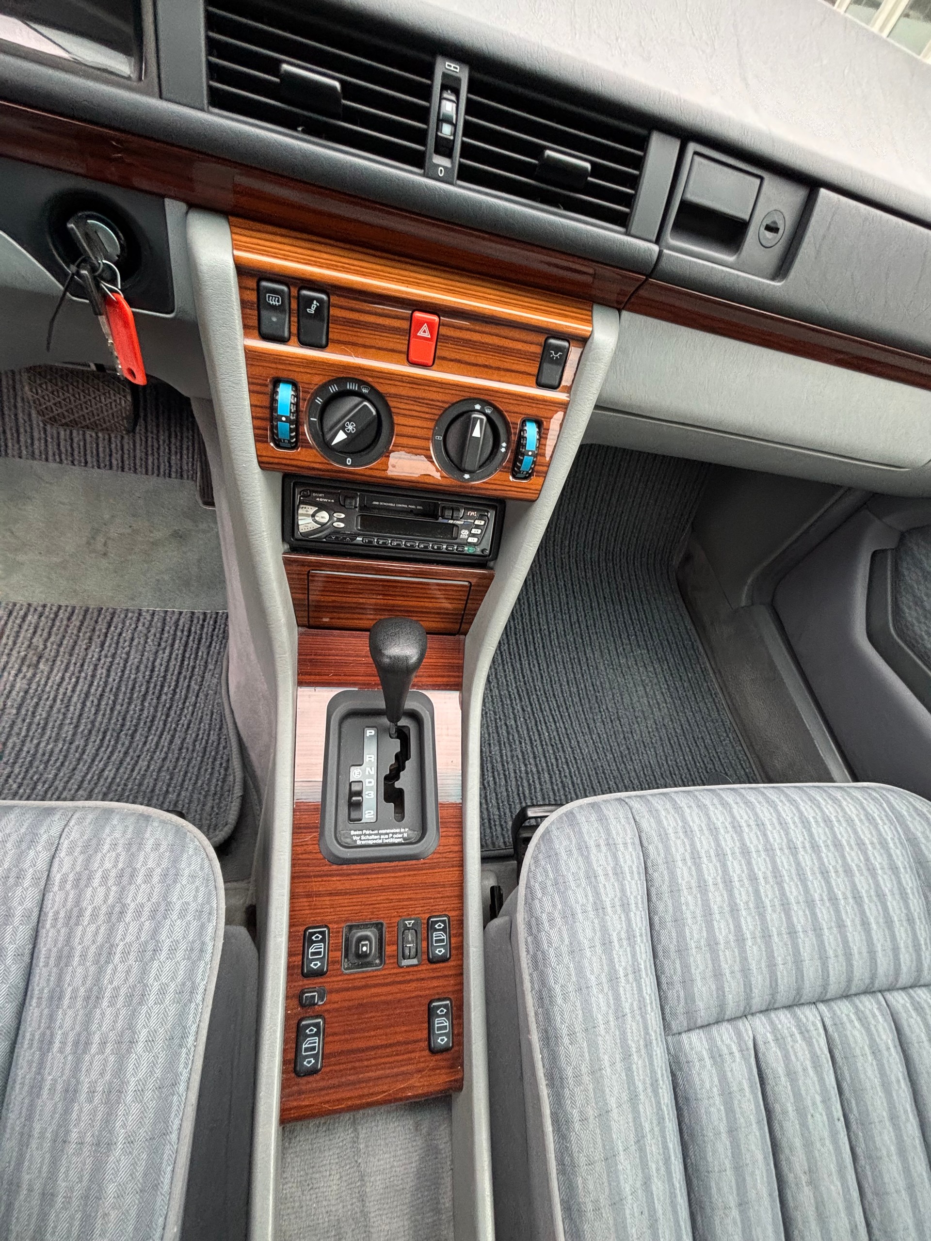 MERCEDES-BENZ 300 CE-image-11