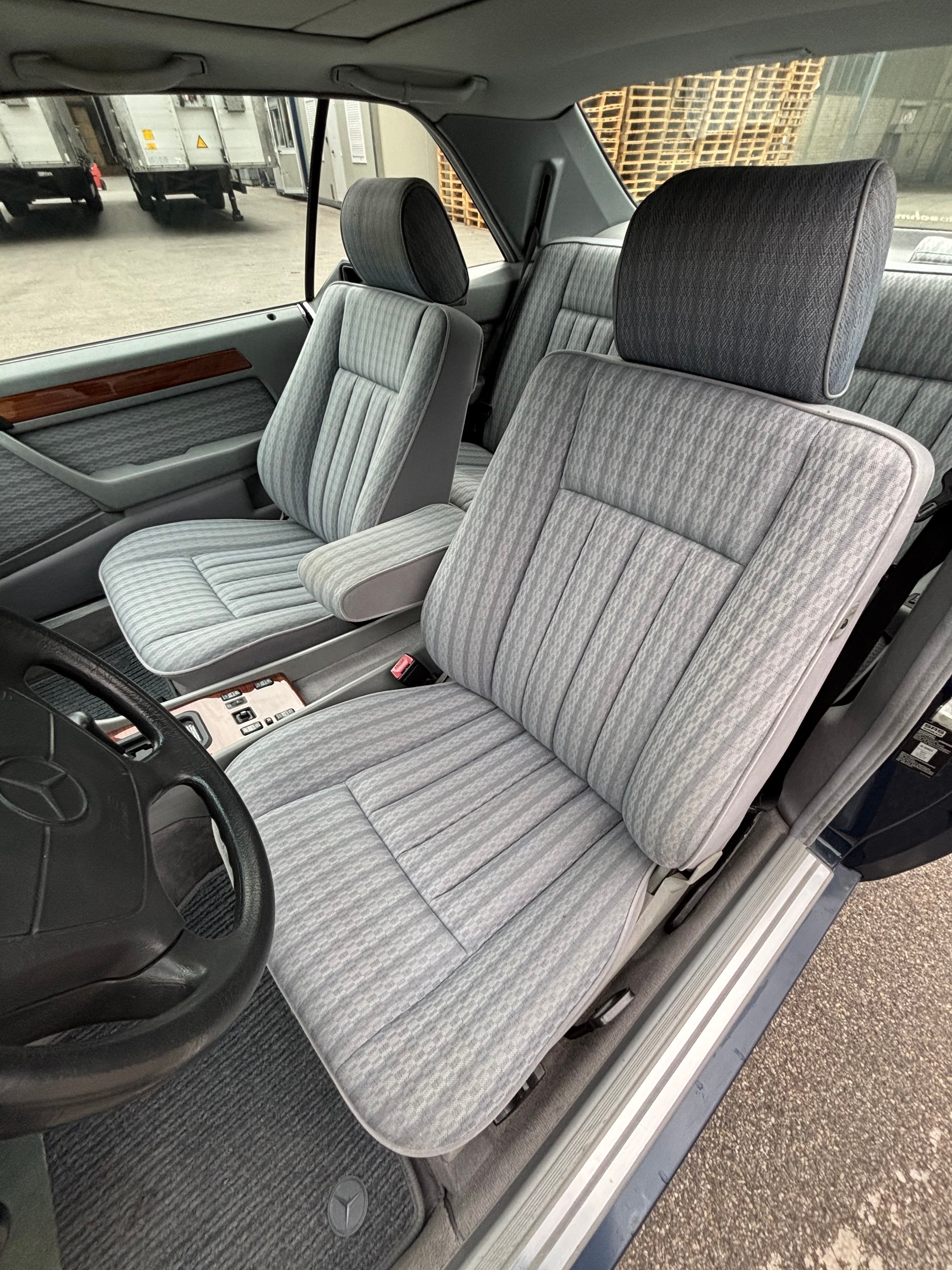 MERCEDES-BENZ 300 CE-image-9