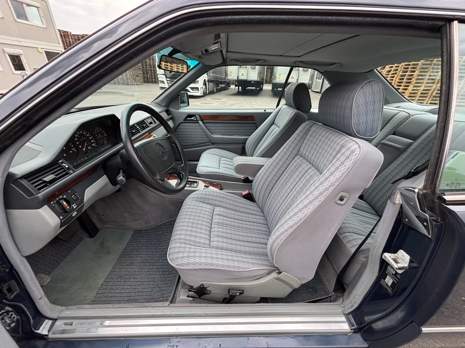 MERCEDES-BENZ 300 CE-image-8