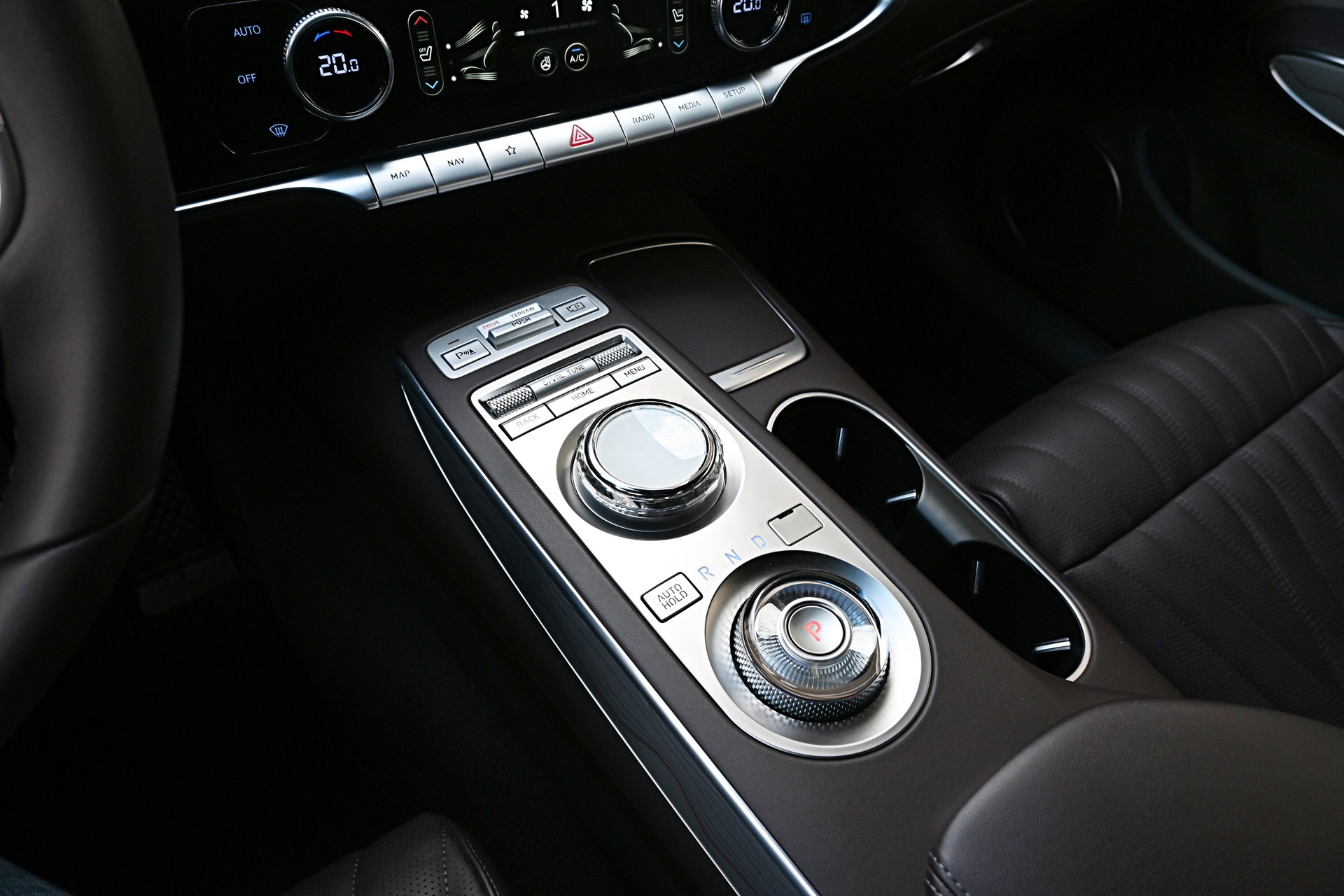 GENESIS GV70 2.2 CRDI Luxury AT8 AWD + (CH Auto) Voll-Ausstattung-image-15