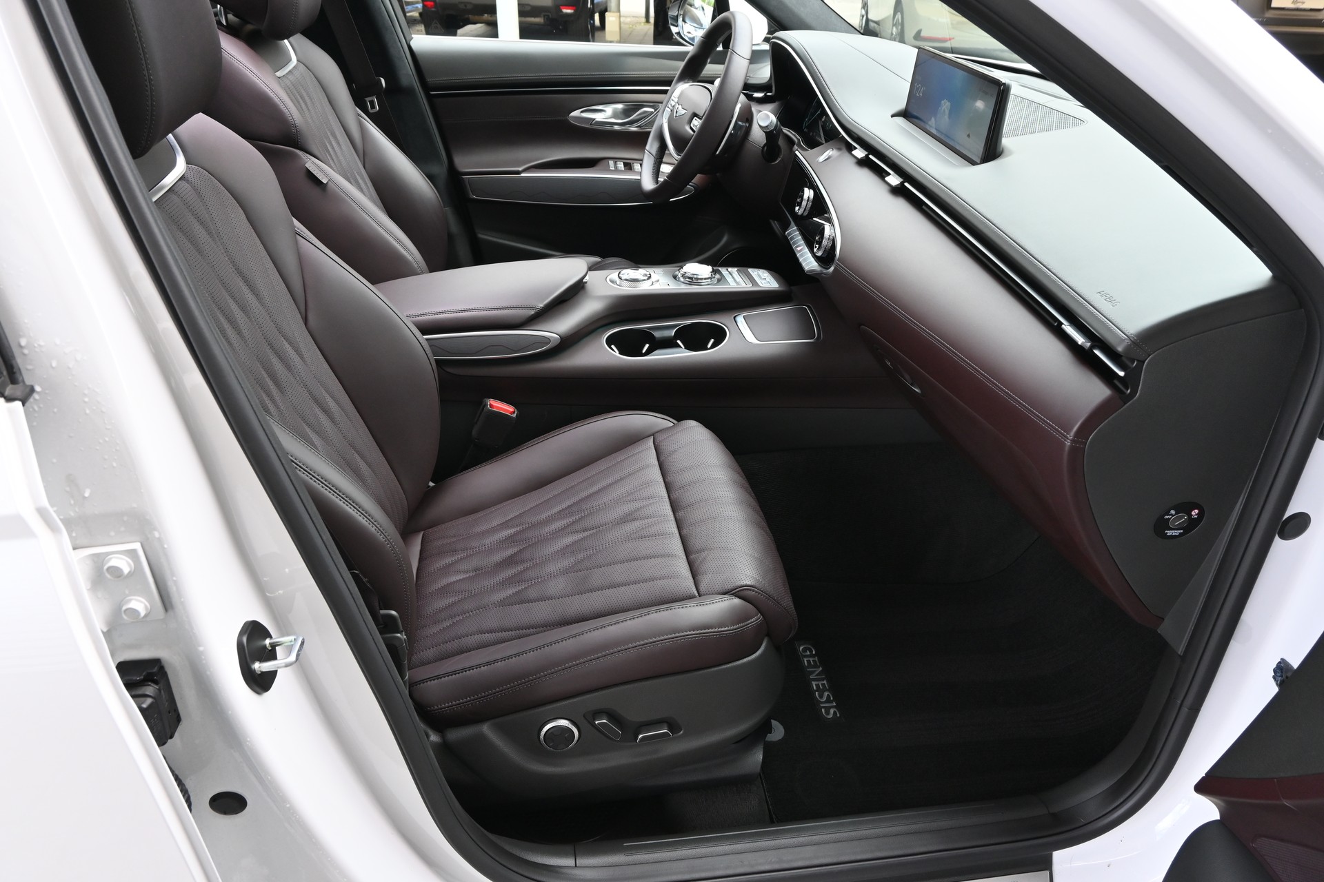 GENESIS GV70 2.2 CRDI Luxury AT8 AWD + (CH Auto) Voll-Ausstattung-image-12
