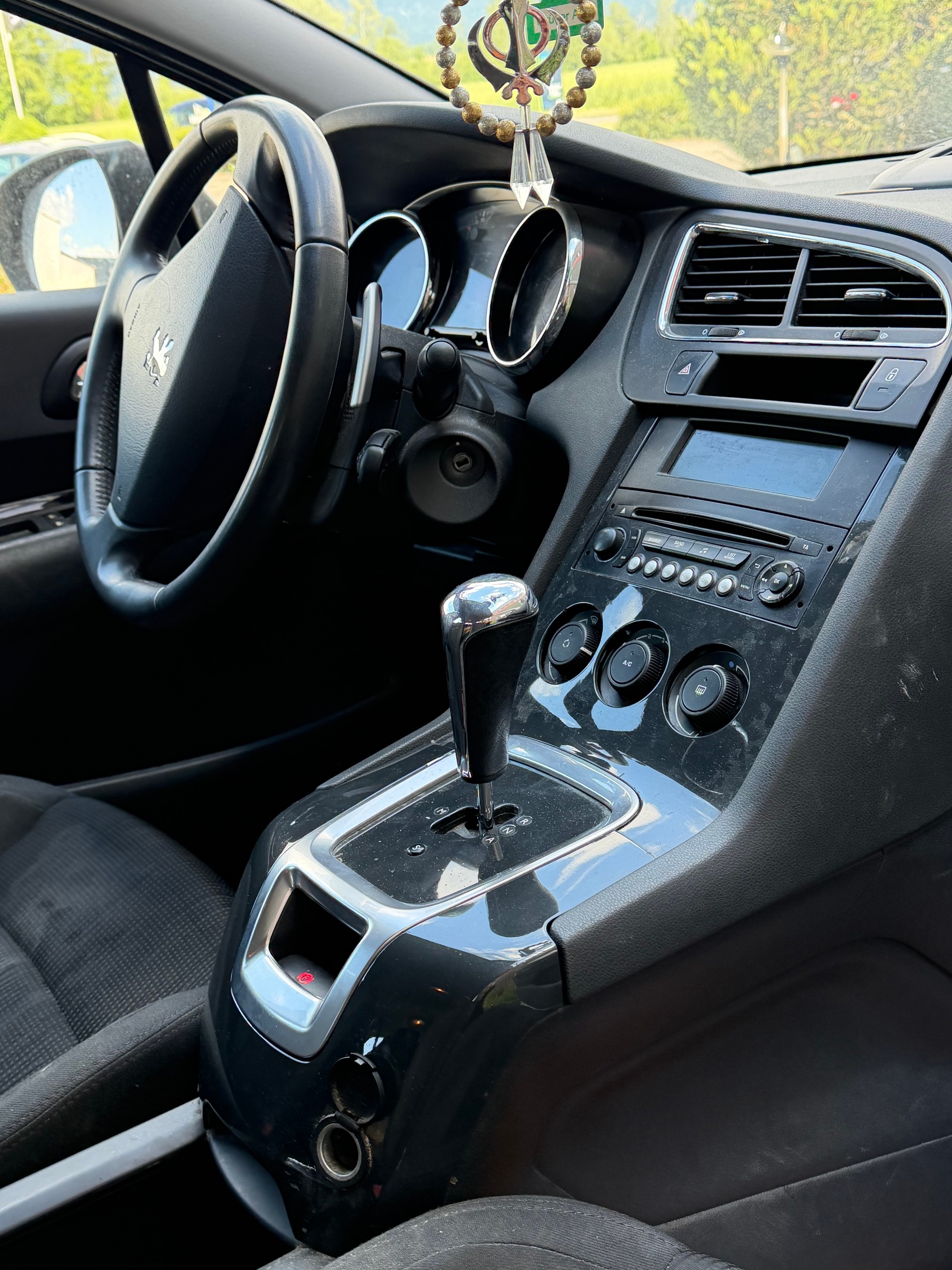 PEUGEOT 5008 1.6 HDI Allure EGS6-image-6