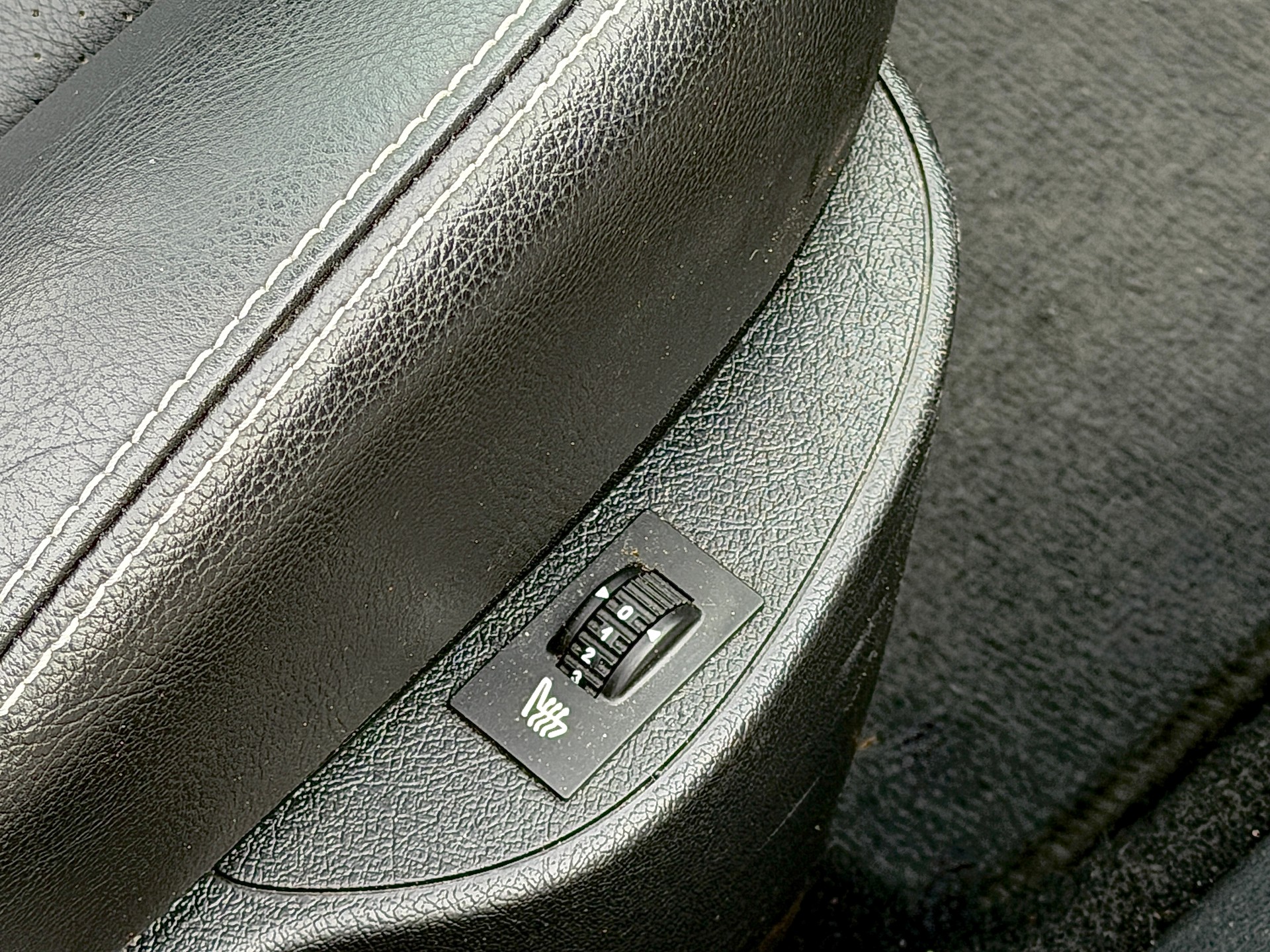 PEUGEOT 207 CC 1.6 16V Swiss Edition-image-8