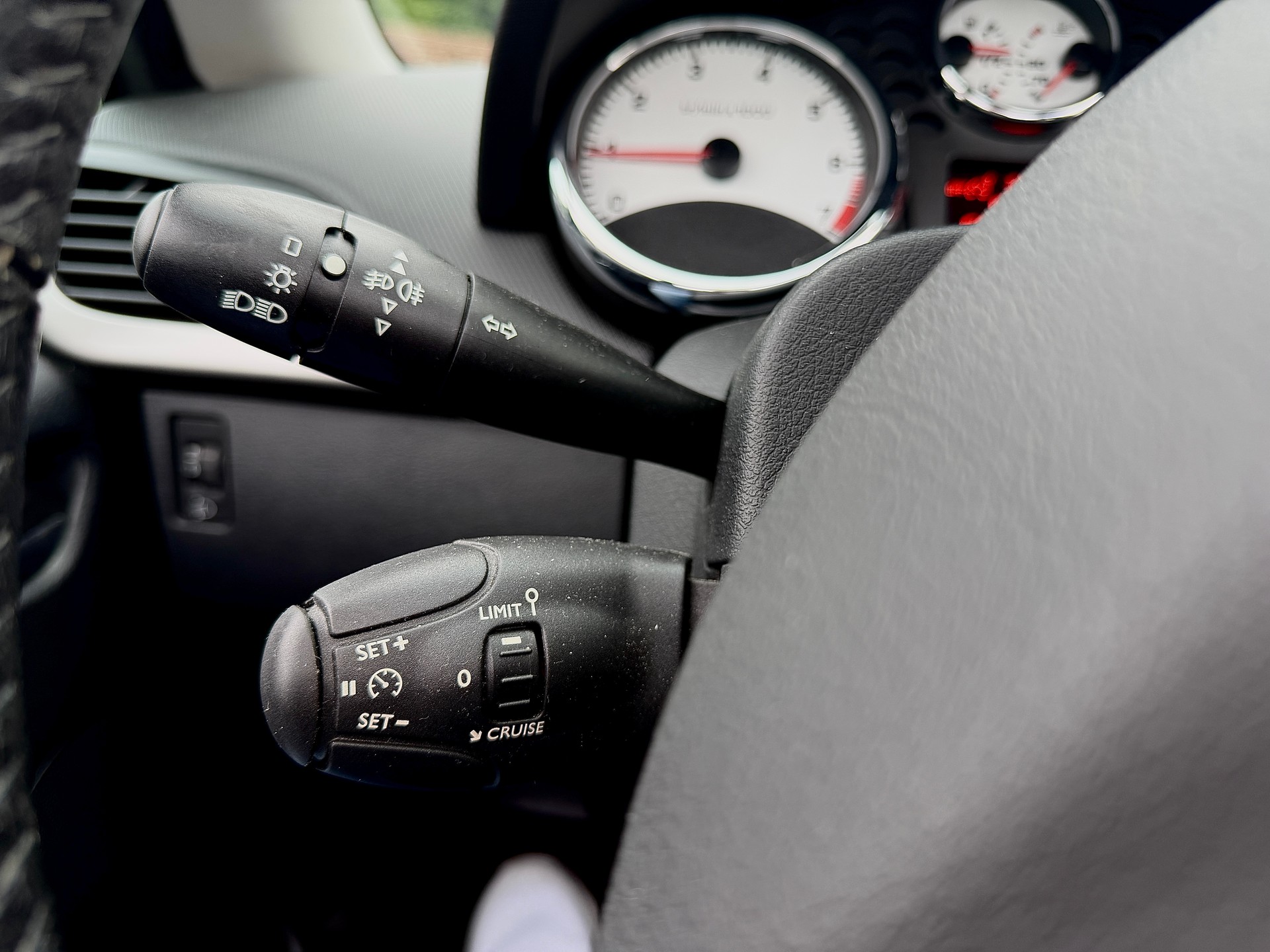 PEUGEOT 207 CC 1.6 16V Swiss Edition-image-9