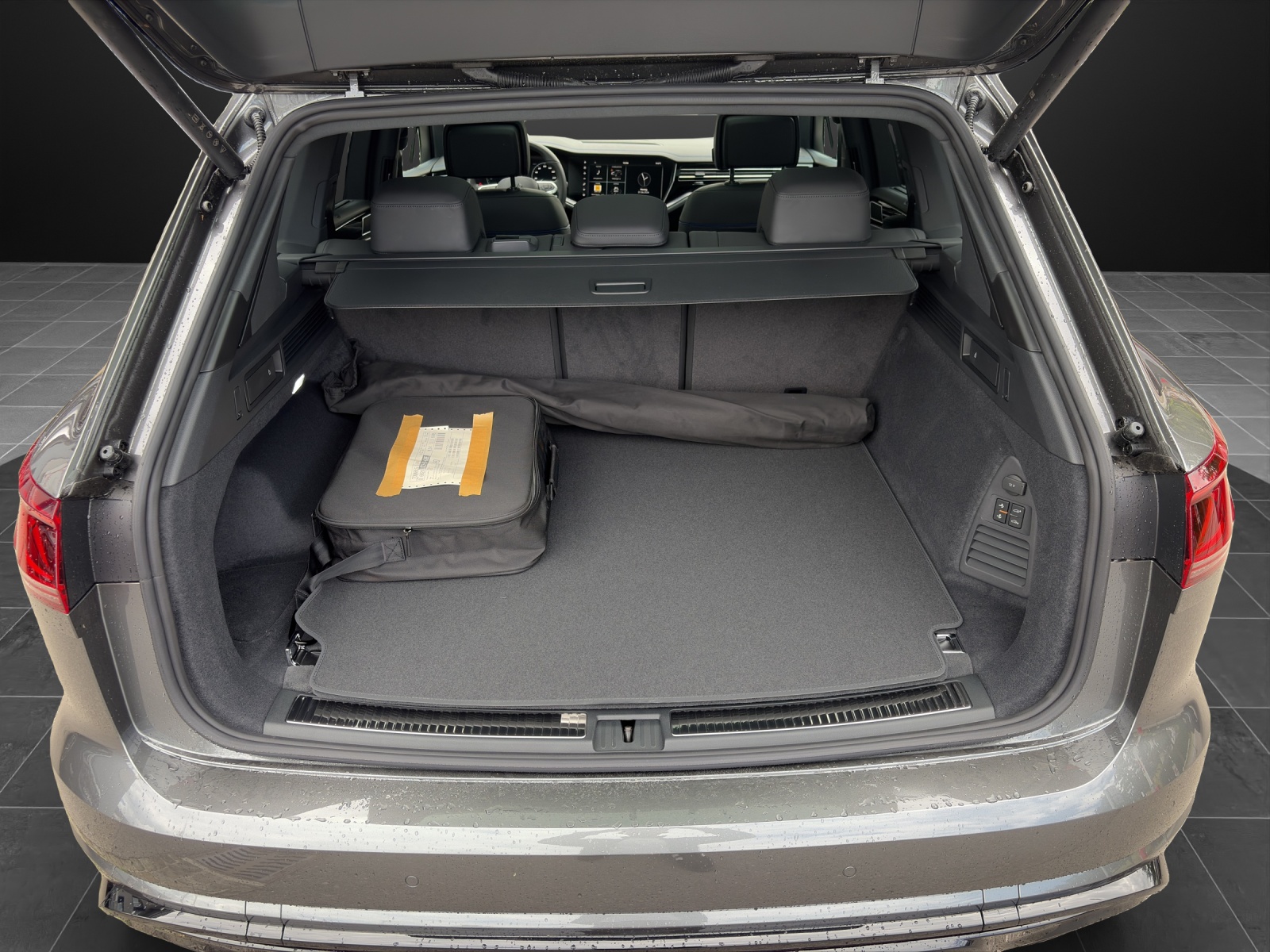 VW Touareg 3.0 TSI eHybrid R Final Edition Tiptronic-image-12