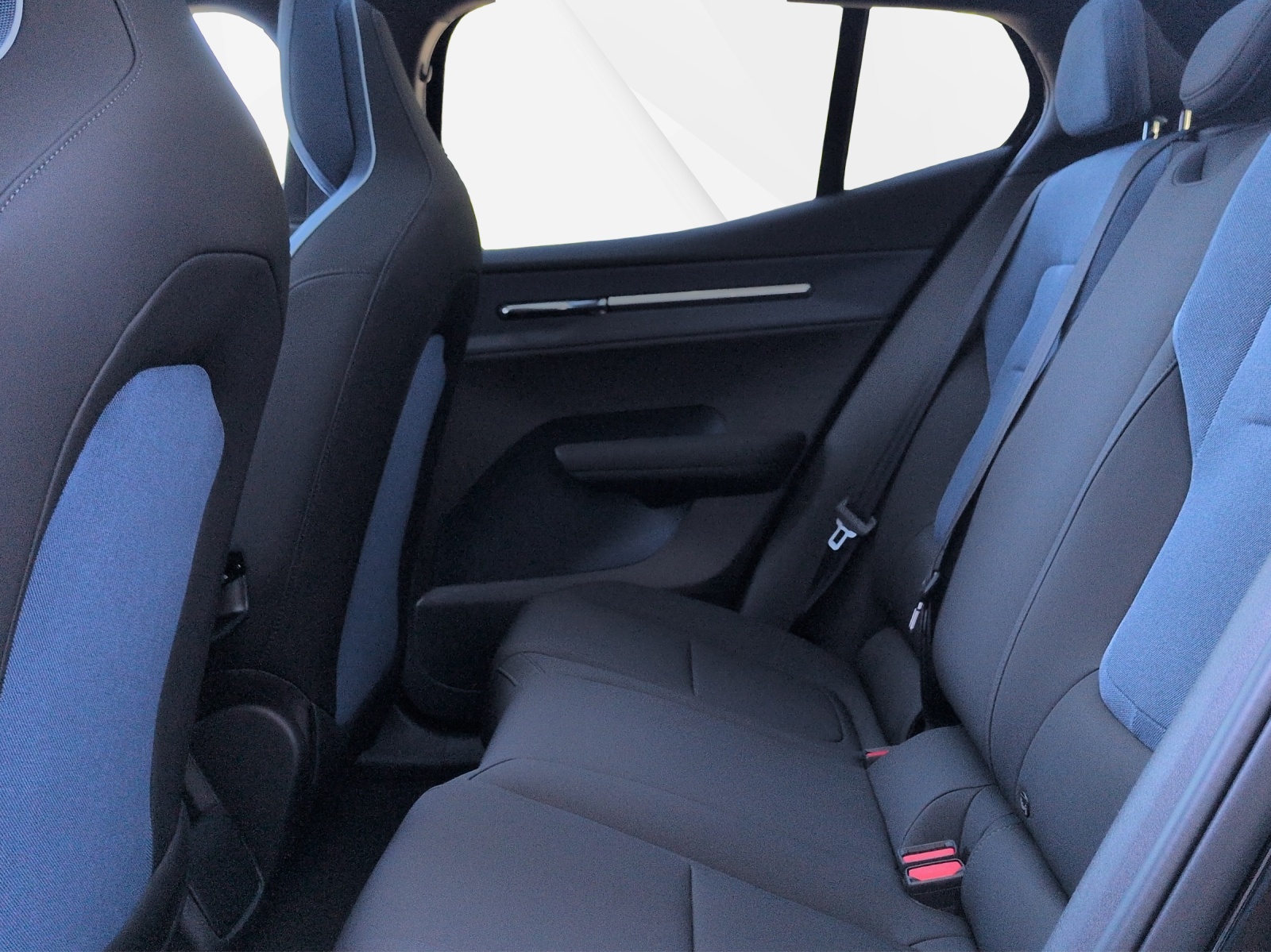 VOLVO EX 30 E60 Twin Ultra Performance Sw. Black Ed. AWD-image-13