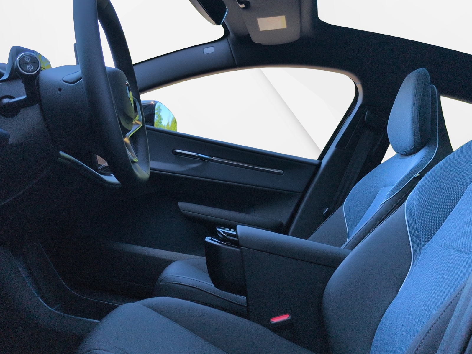 VOLVO EX 30 E60 Twin Ultra Performance Sw. Black Ed. AWD-image-9