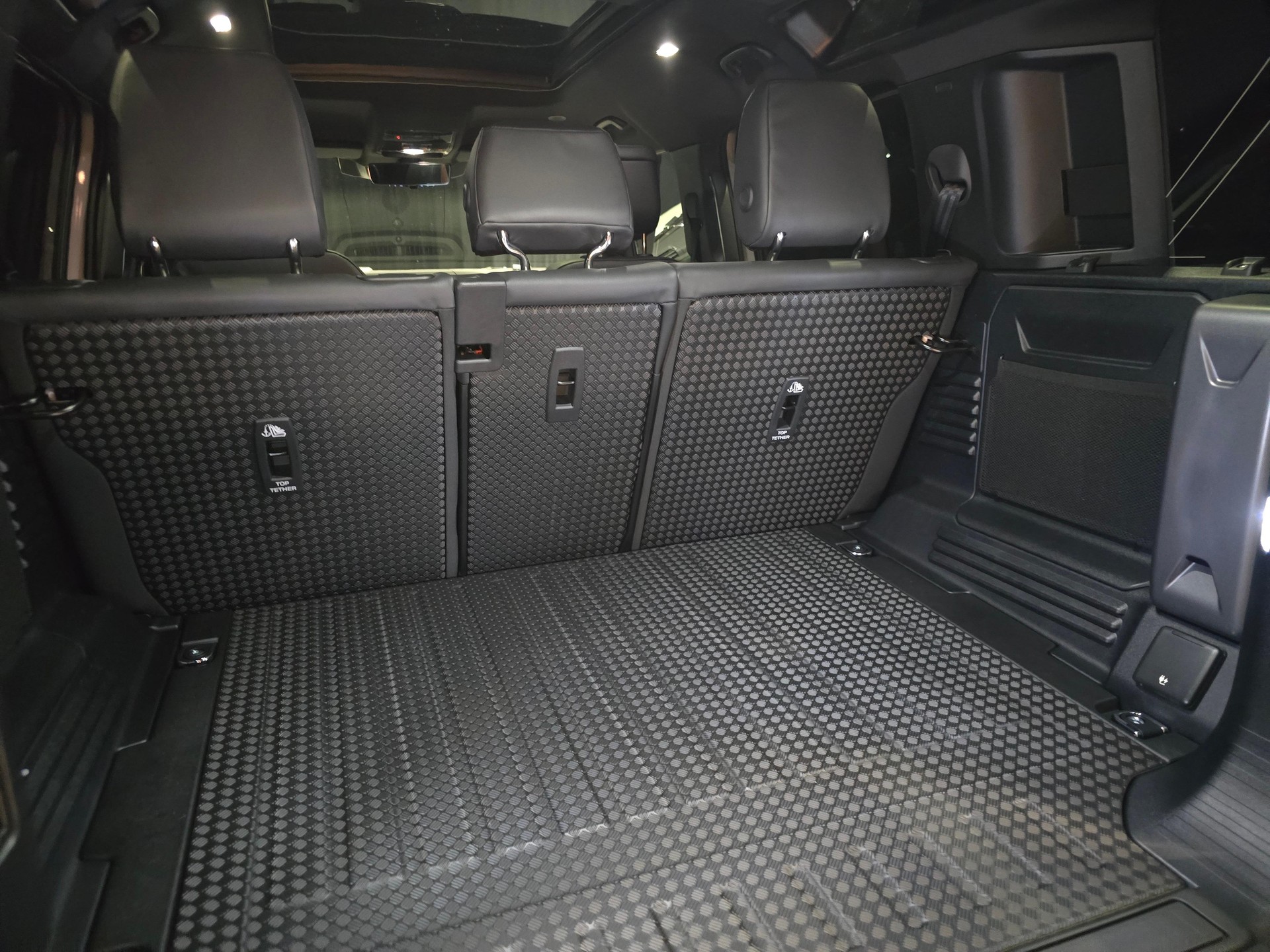 LAND ROVER Defender 110 2.0 P300e X-Dynamic HSE-showroom-element-3