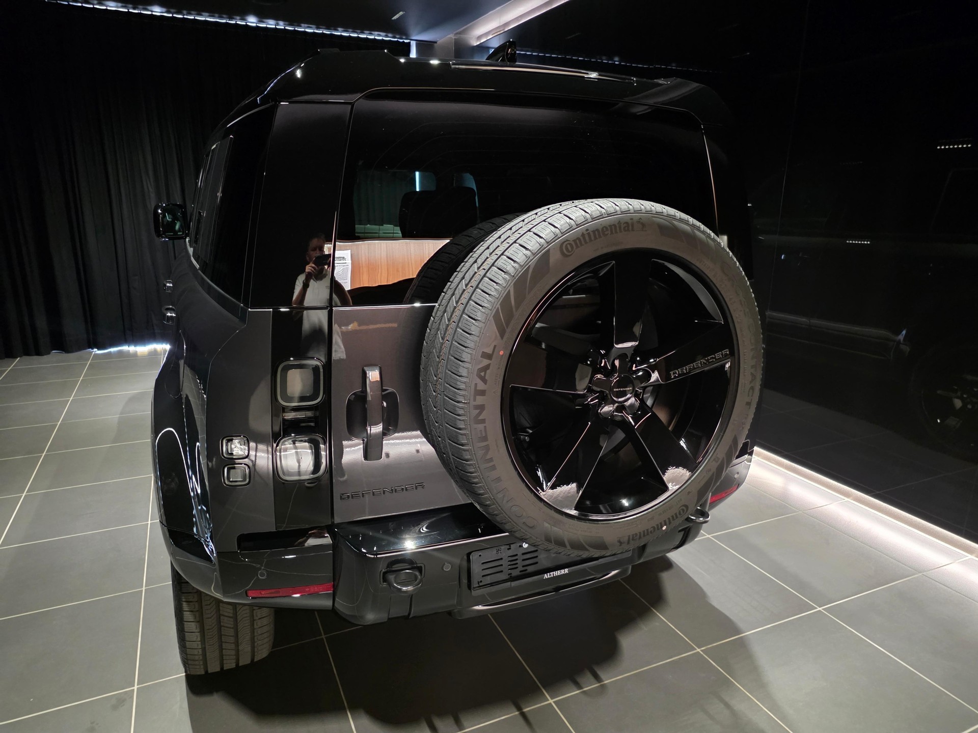 LAND ROVER Defender 110 2.0 P300e X-Dynamic HSE-showroom-element-2
