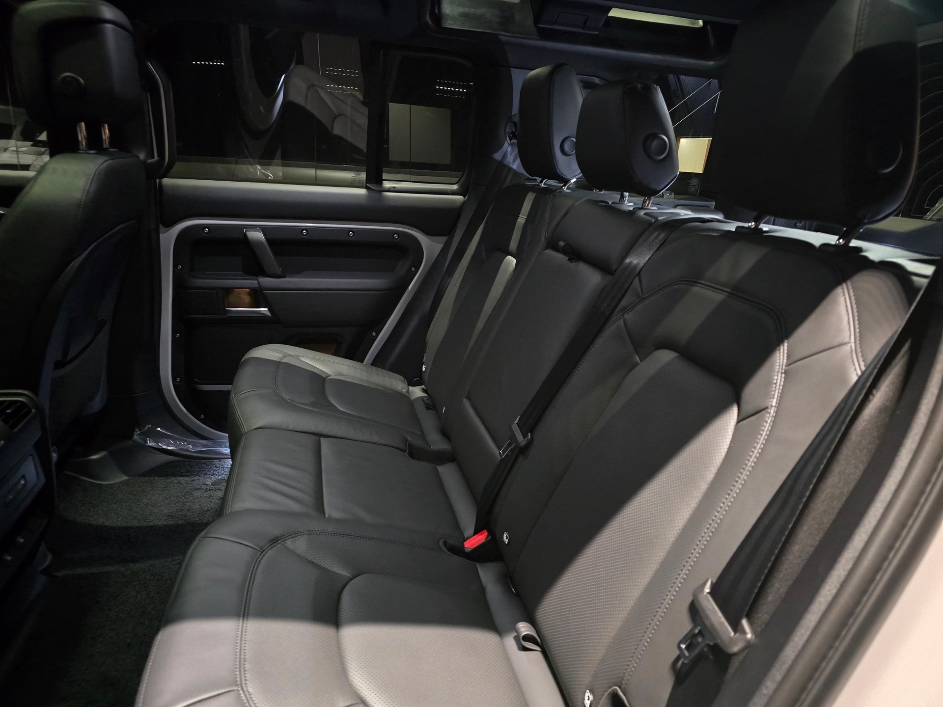 LAND ROVER Defender 110 2.0 P300e X-Dynamic HSE-image-4