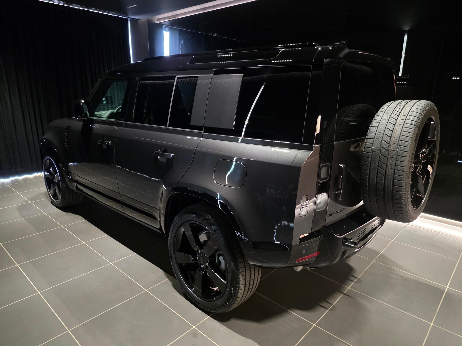 LAND ROVER Defender 110 2.0 P300e X-Dynamic HSE-showroom-element-1