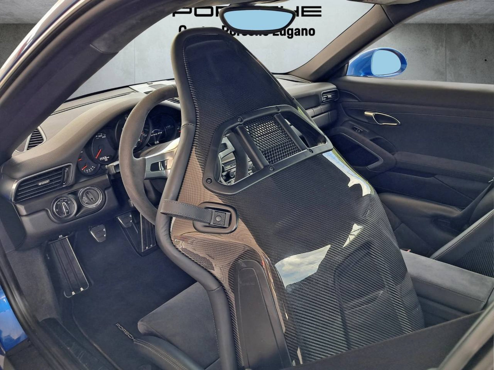 PORSCHE 911 Carrera GTS-image-17