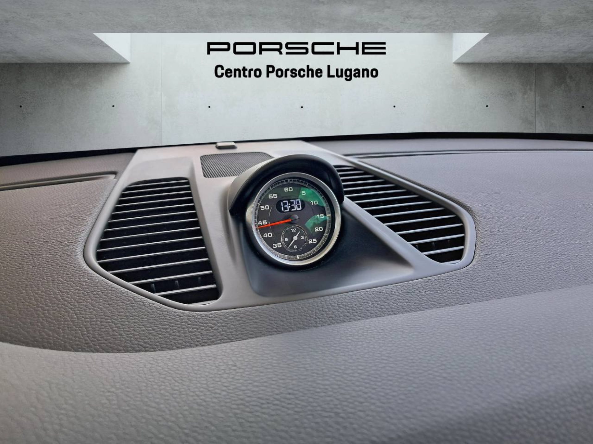 PORSCHE 911 Carrera GTS-image-24