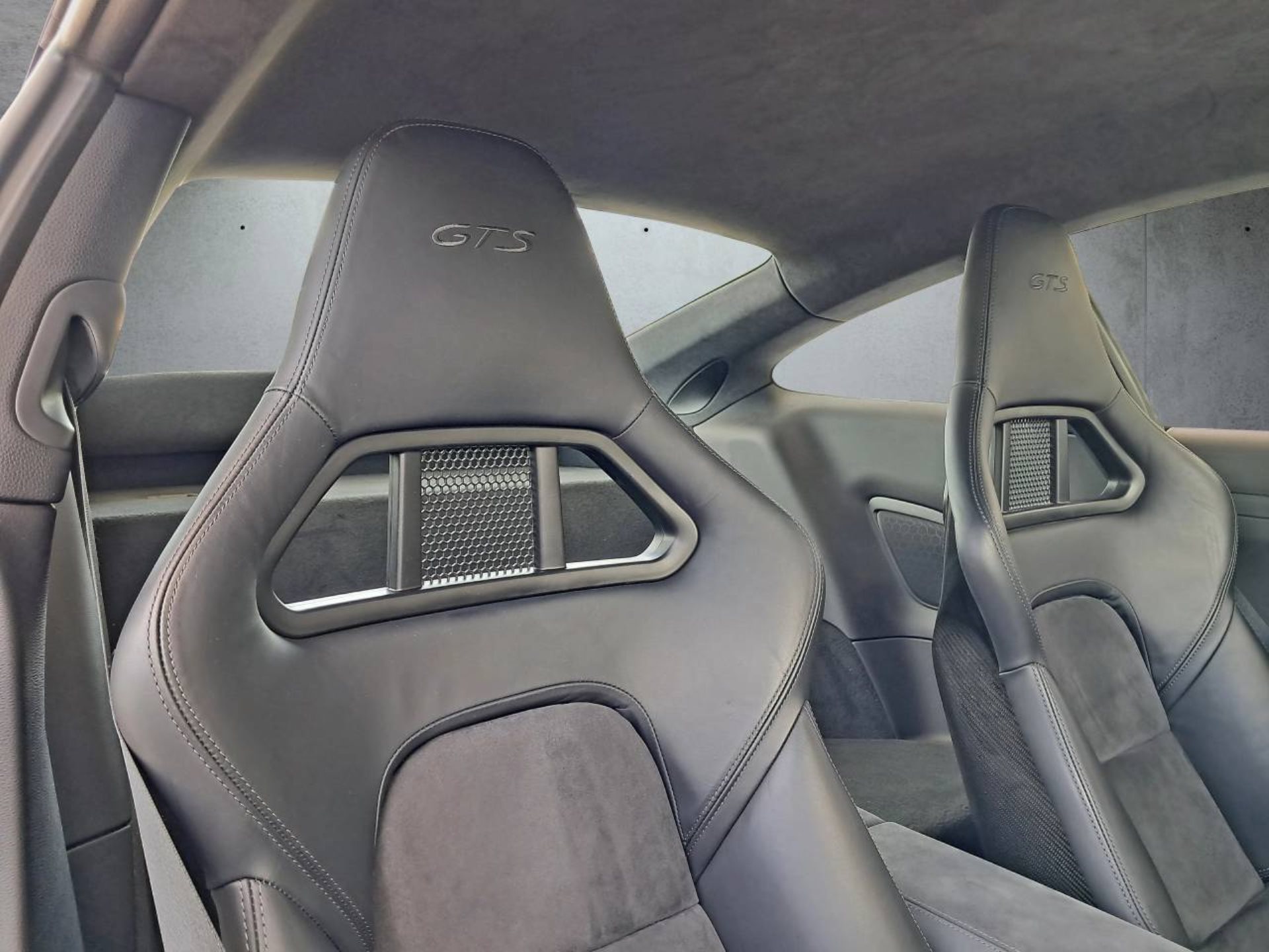 PORSCHE 911 Carrera GTS-image-16