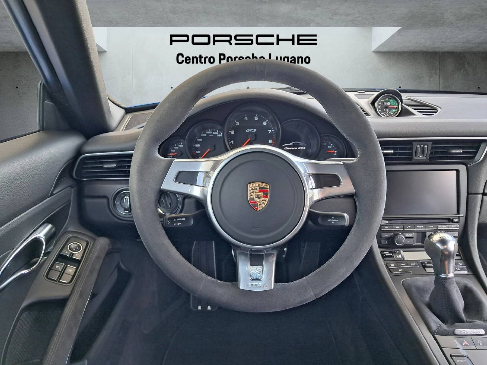 PORSCHE 911 Carrera GTS-image-12