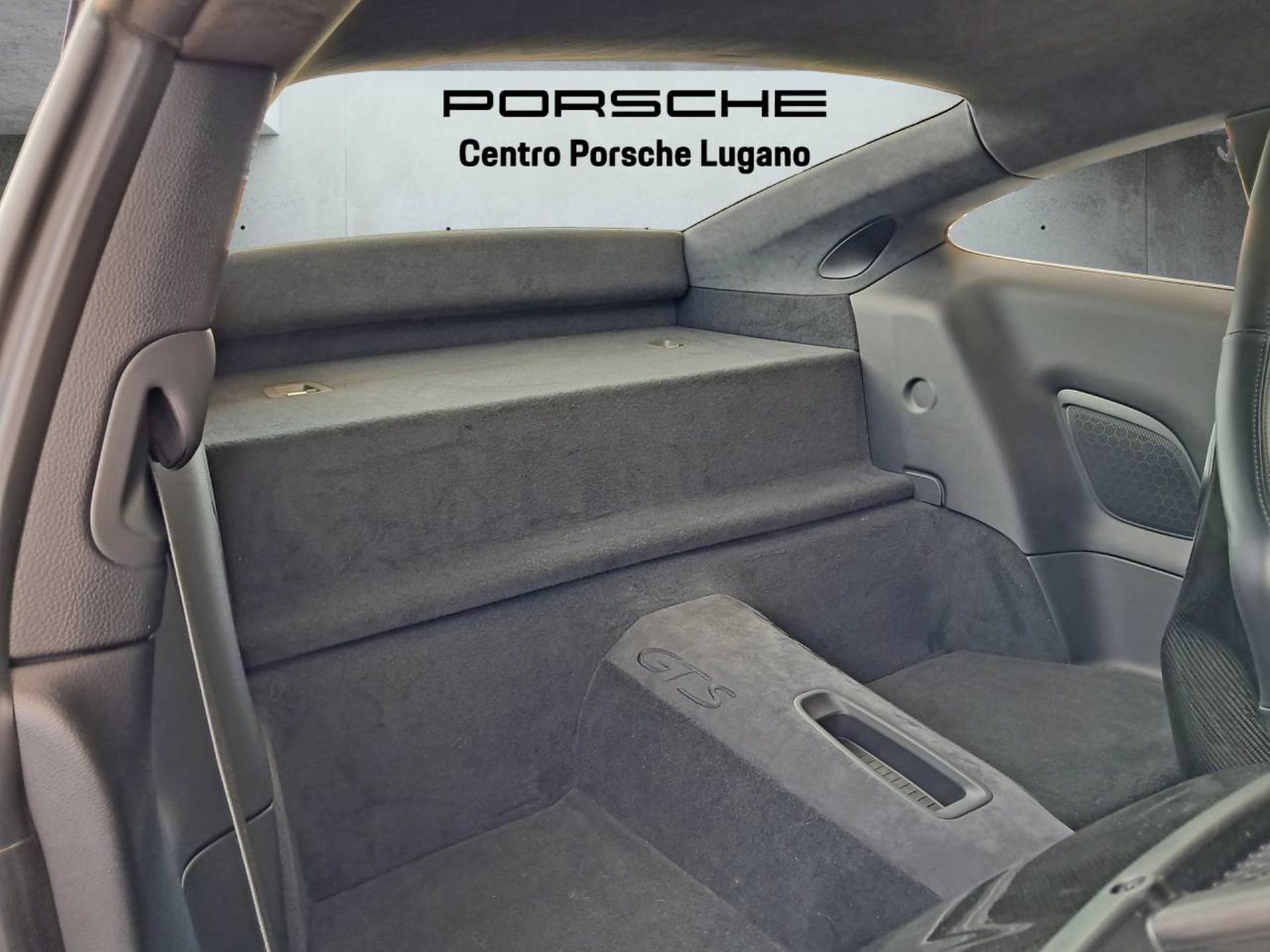 PORSCHE 911 Carrera GTS-image-18